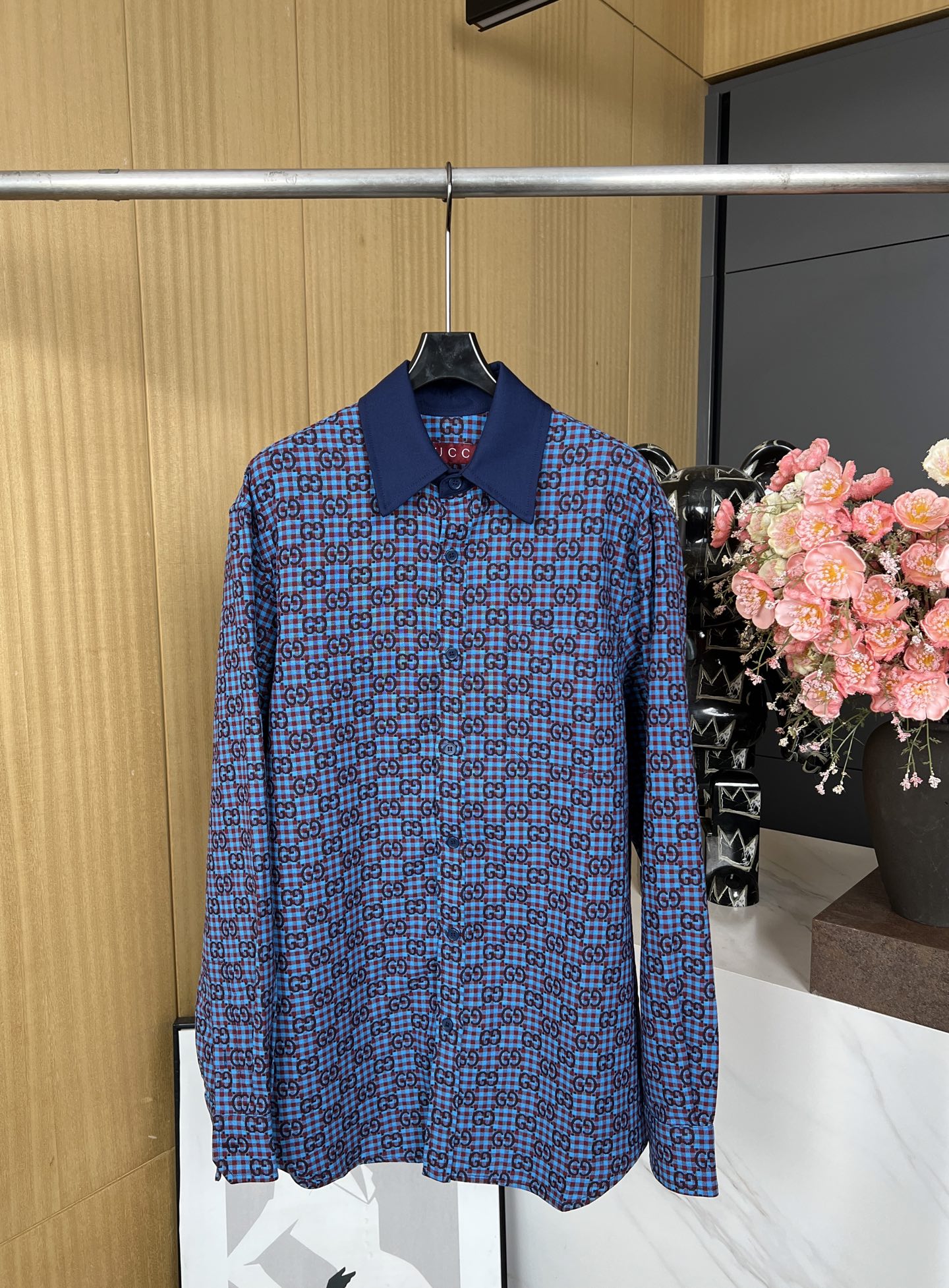 NO:327781,Gucci Spring and Summer New Style Fine plaid long-sleeved lapel shirt, custom double G jacquard fabric, front button placket, cotton pointed collar design front chest patch pocket, same color jacquard effect in the inner lining, loose style, same model for men and women S M L XL,,gucci,shirts,alexander wang19860909Gucci 春夏新款 细格纹长袖翻领衬衫、定制满身双G提花面料、正面纽扣门襟、棉布尖领衣领设计前胸贴布口袋 、内里同色提花效果、宽松版型 男女同款 码数S M L XL,,gucci,shirts,alexander wang,Women's clothing