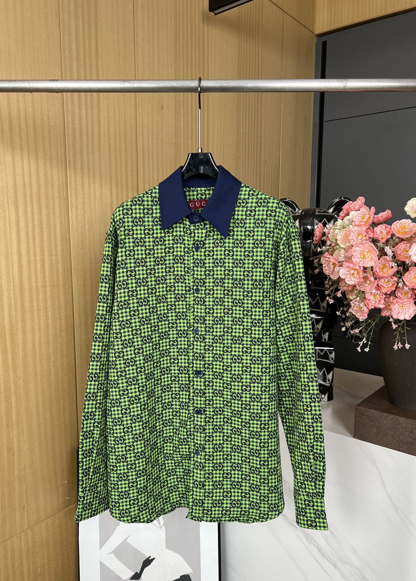 NO:327783,Gucci Spring and Summer New Style Fine plaid long-sleeved lapel shirt, custom double G jacquard fabric, front button placket, cotton pointed collar design front chest patch pocket, same color jacquard effect in the inner lining, loose style, same model for men and women S M L XL,,gucci,shirts,alexander wang19860909Gucci 春夏新款 细格纹长袖翻领衬衫、定制满身双G提花面料、正面纽扣门襟、棉布尖领衣领设计前胸贴布口袋 、内里同色提花效果、宽松版型 男女同款 码数S M L XL,,gucci,shirts,alexander wang,Women's clothing