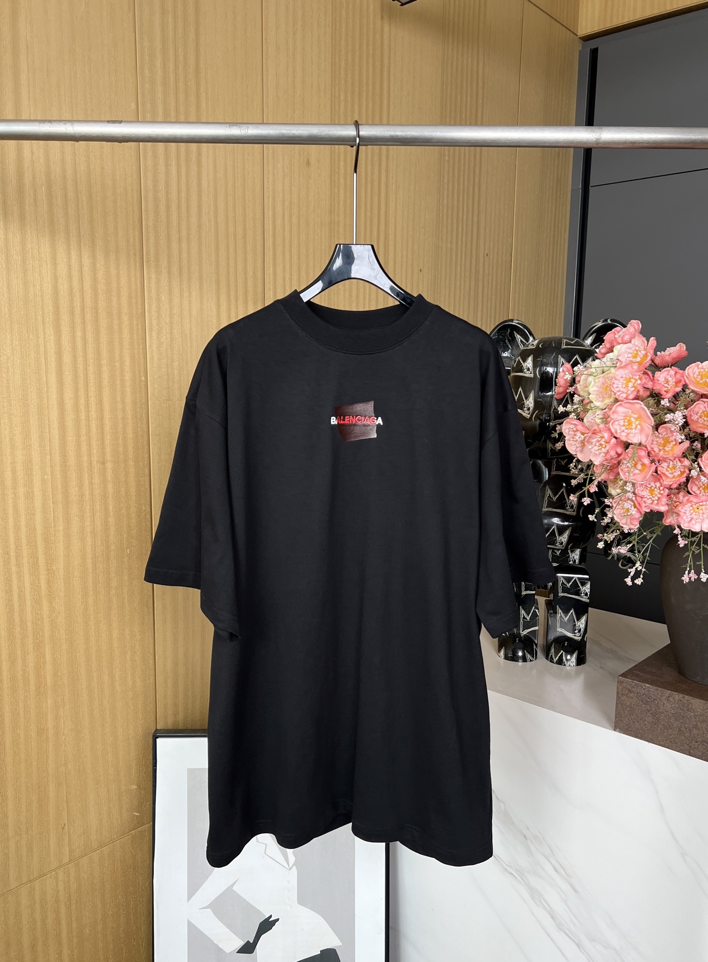 NO:327785,Balenciaga Spring and Summer New Style Covered Red Tape Logo Short-sleeved T-shirt, Taped Balenciaga Back embroidered lettering pattern, loose fit, male and female style Size XS S M L,,balenciaga, T-shirt,tees, t-shirt,alexander wang19860909Balenciaga 春夏新款 遮挡红色胶带logo短袖T恤、正面和背面饰以taped Balenciaga back刺绣字母图案、宽松版型、男女同款 码数XS S M L,,balenciaga,T-shirt,tees，t-shirt,alexander wang,Women's clothing
