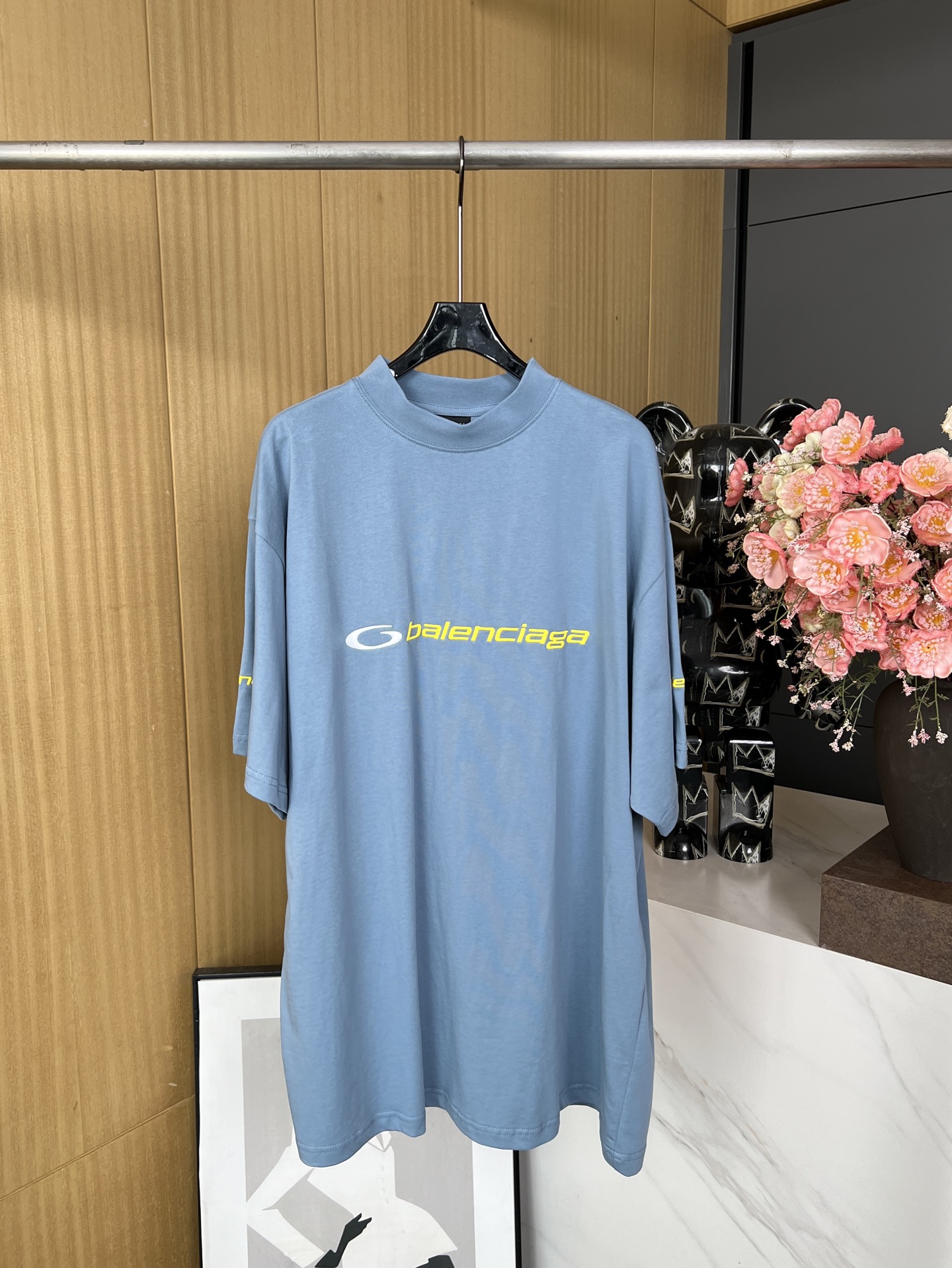 NO:327787,Balenciaga Spring and summer new style single ring letter color-blocking embroidered short-sleeved T-shirt, front, sleeves and back are decorated with tracksuit logo artwork embroidery, loose style. Number of codes XSSML,,balenciaga,T-shirt,tees,t-shirt,alexander wang19860909Balenciaga 春夏新款 单环字母拼色刺绣短袖T恤、正面、衣袖和背面饰以tracksuit logo艺术作品刺绣、宽松版型 码数XSSML,,balenciaga,T-shirt,tees，t-shirt,alexander wang,Women's clothing
