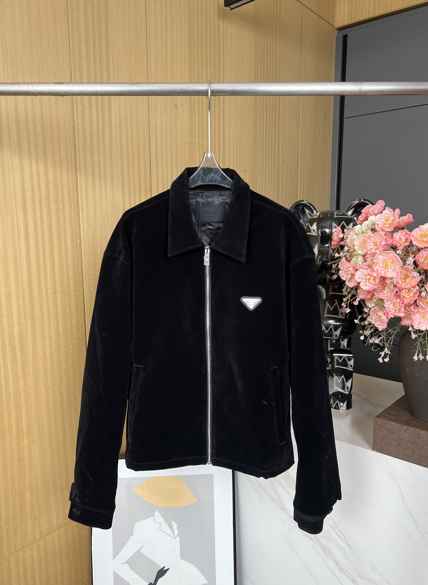 NO:327789,PRADA early spring new style velvet textured shirt-style zipper lapel jacket, made of high-quality velvet, with inverted triangle marking on the chest, it can make you stand out from the crowd, loose style S M L XL,,prada, jackets & coats,jackets & coats,alexander wang19860909PRADA 早春新款 丝绒质感衬衣式拉链翻领夹克外套、采用高质量的丝绒制成,胸前有倒三角标、它都能让你在人群中脱颖而出、宽松版型 码数S M L XL,,prada,jackets & coats,jackets & coats,alexander wang,Women's clothing