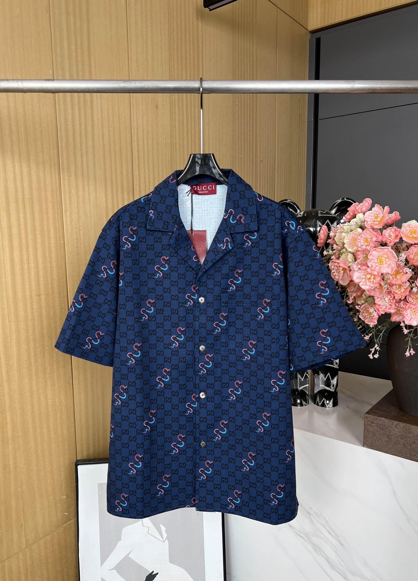 NO:433639,Men's Gucci Spring and Summer New Snake Year Printed Cotton Short-sleeved Shirt, GG Snake-shaped Full-body Print, Shoulder-falling Design Chest Pocket Side Slit, Casual Style SMLXL, gucci,shirts, T-shirt,alexander wang19860909男款Gucci 春夏新款 蛇年印花棉质短袖衬衫、GG蛇型通体印花、落肩设计胸袋侧开衩、休闲版型 码数SMLXL,,gucci,shirts,T-shirt,alexander wang,Women's clothing