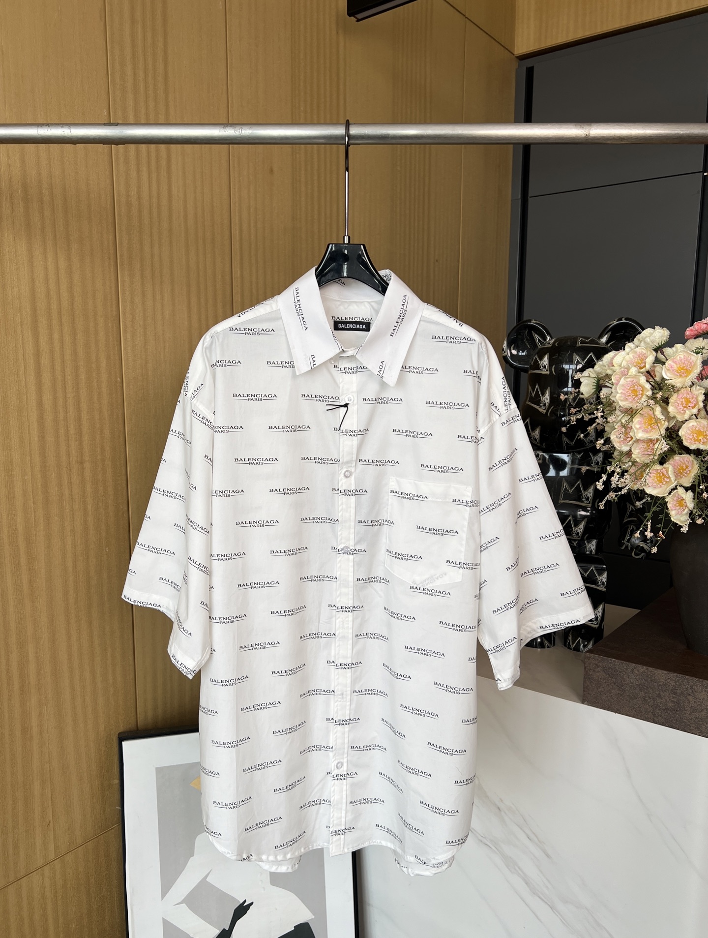 NO:335954,BALENCIAGA Spring and summer new style printed knitted short-sleeved shirt, brand letter logo print, collar point button fixing design, front chest patch pocket, custom comfortable jersey fabric, lettering button opening and closing placket Loose style S M L XL,,balenciaga,shirts,T-shirt,alexander wang19860909BALENCIAGA 春夏新款 印花针织短袖衬衫、满身品牌字母logo印花、领尖纽扣固定设计 前胸贴布口袋、定制舒适平纹针织面料、刻字纽扣开合门襟 宽松版型 男女同款 码数S M L XL,,balenciaga,shirts,T-shirt,alexander wang,Women's clothing