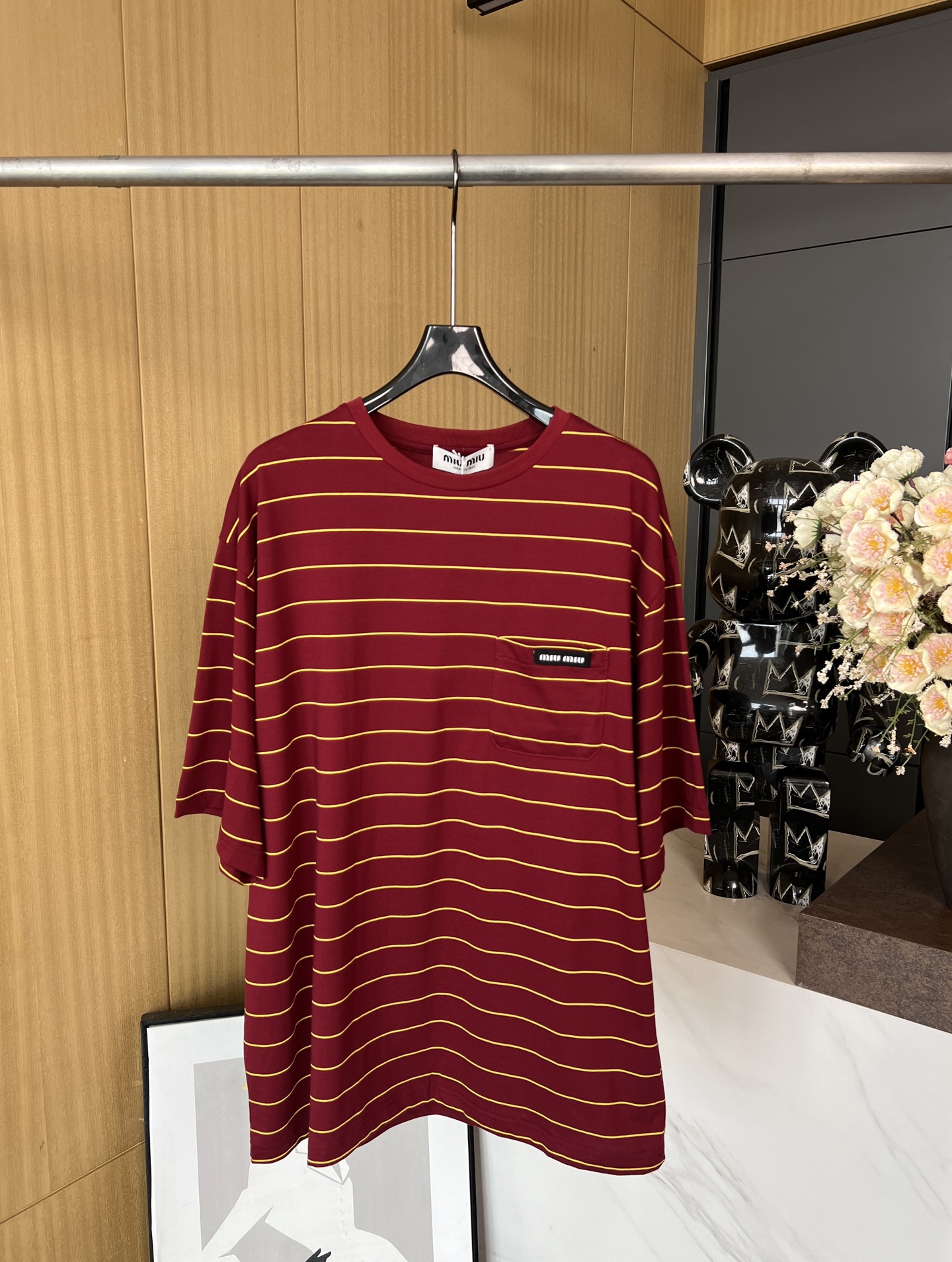 NO:335950,Miu Miu Spring and Summer New Knitted Cotton Round Neck T-shirt, Retro Stripe Design Style, Front Chest Appliance, Brand Letter Label Embellishment, Knitted Ribbed Collar, Loose Style, Men and Women Same Model S M L XL,,miumiu,tees, t-shirt,alexander wang19860909Miu Miu 春夏新款 针织棉布圆领T恤、复古条纹设计风格 前胸贴布口袋、品牌字母标签点缀、针织罗纹衣领、宽松版型 男女同款 码数S M L XL,,miumiu,tees，t-shirt,alexander wang,Women's clothing