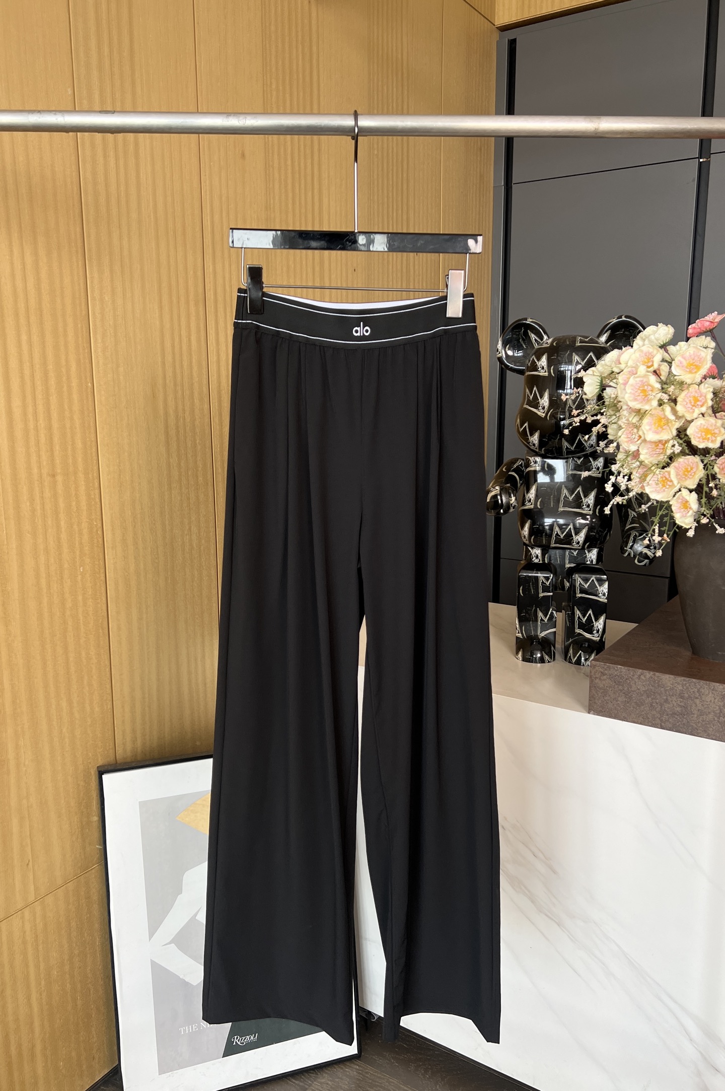 NO:331979,Alo yoga spring and summer new style, high waist straight wide-leg pants quick-drying pants, elastic waist AIO letters, with a very nice slight elastic draping feeling, small letter logo on the lower side of the left leg, casual style SML, alexander wang19860909Alo yoga春夏新款 高腰直筒阔腿裤速干裤、松紧腰头AIO字母、自带微弹力垂坠感很好、左腿侧下方有字母小logo、休闲版型 码数SML,,alexander wang,Women's clothing