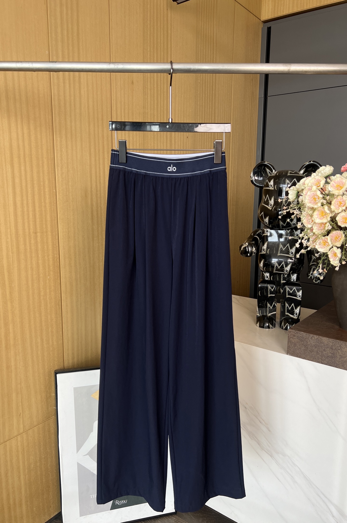 NO:331981,Alo yoga spring and summer new style, high waist straight wide-leg pants quick-drying pants, elastic waist AIO letters, with a very nice slight elastic draping feeling, small letter logo on the lower side of the left leg, casual style SML, alexander wang19860909Alo yoga春夏新款 高腰直筒阔腿裤速干裤、松紧腰头AIO字母、自带微弹力垂坠感很好、左腿侧下方有字母小logo、休闲版型 码数SML,,alexander wang,Women's clothing