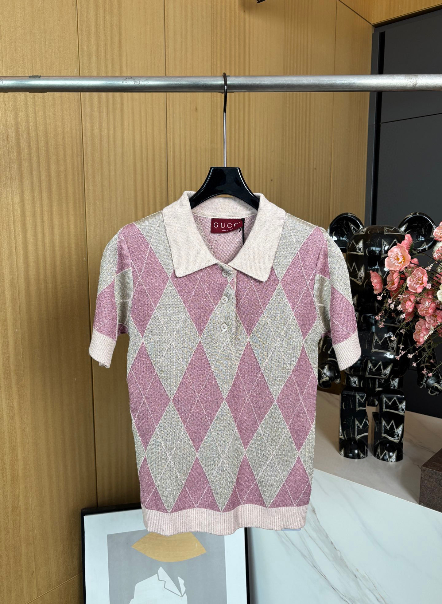 NO:333269,Gucci Spring and Summer New Fiber Gold and Silver Wire Wool Polo Shirt, Pink and Gray Pink Ultrafine Viscose Gold and Silver Wire Wool Diamond Jacquard, Polo Neck Shoulder Falling Design, Elastic Option, Ribbed Cuffs and Hem SML, Gucci, Alexander Wang19860909Gucci 春夏新款 纤维金银丝线羊毛Polo衫、粉色和灰粉色超细粘胶纤维金银丝线羊毛菱格纹提花、polo领口 落肩设计、弹力版型、罗纹袖口和下摆 码数SML,,gucci,alexander wang,Women's clothing