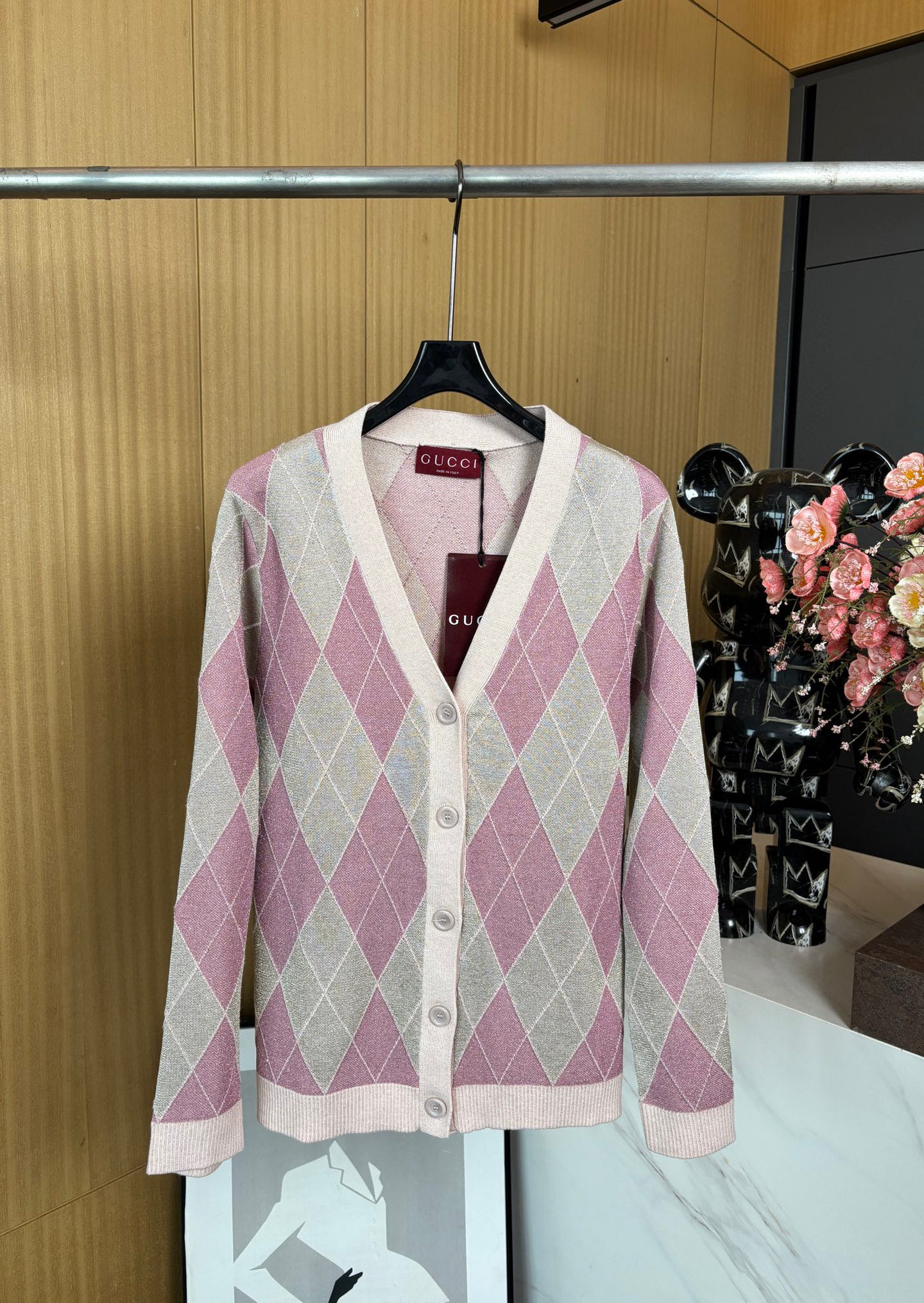 NO:333272,Gucci Spring and Summer New Fiber Gold and Silver Wire Wool Cardigan, Pink and Gray Pink Ultrafine Viscose Gold and Silver Wire Wool Diamond Jacquard, Shoulder-falling Design, Elastic Option, Ribbed Cuffs and Hem SML, Gucci, Alexander Wang19860909Gucci 春夏新款 纤维金银丝线羊毛开衫、粉色和灰粉色超细粘胶纤维金银丝线羊毛菱格纹提花、落肩设计、弹力版型、罗纹袖口和下摆 码数SML,,gucci,alexander wang,Women's clothing