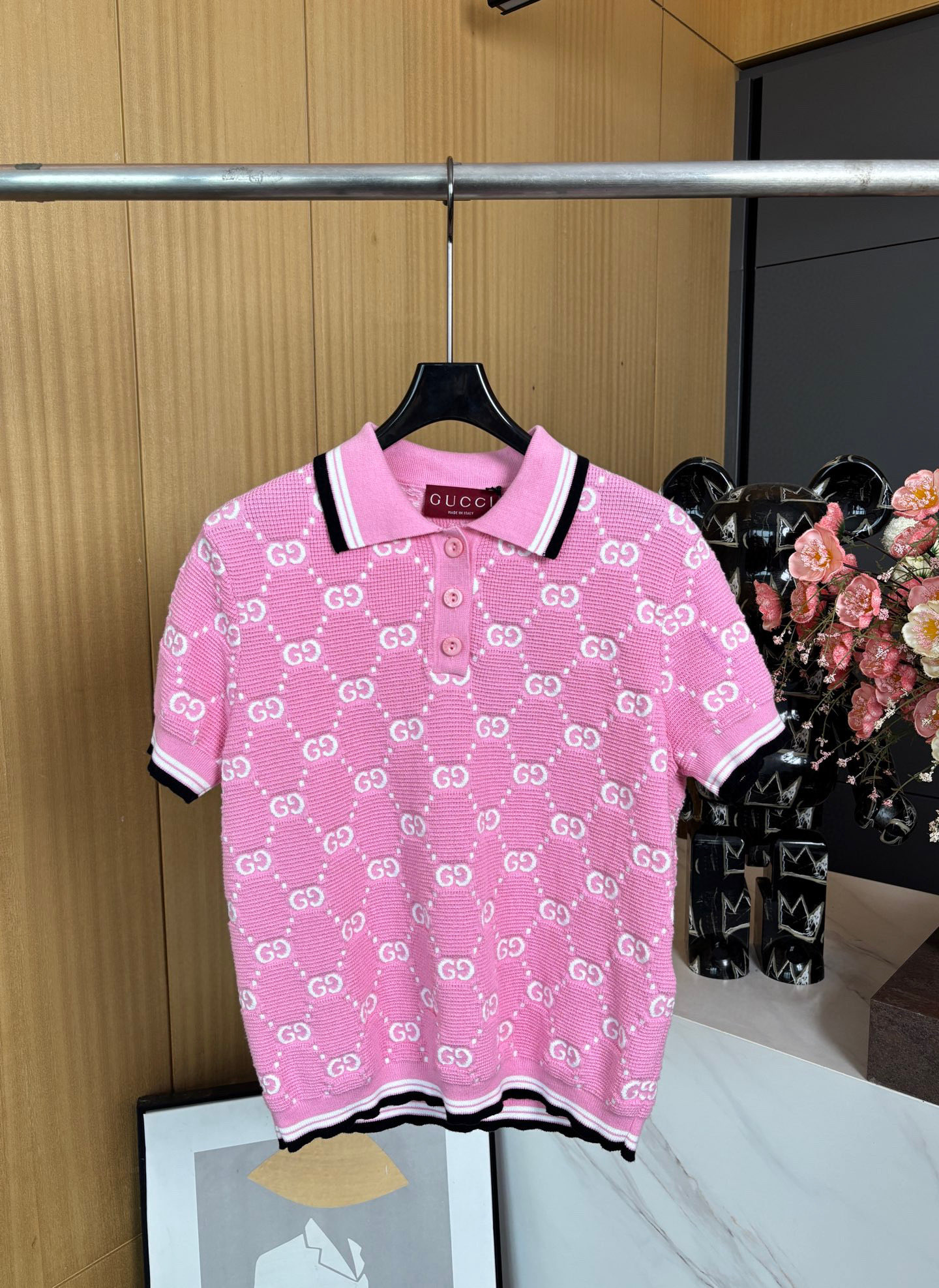 NO:333278,Gucci new spring and summer GG jacquard wool polo shirt, pink and white GG wool jacquard, full body interlocking GG jacquard pattern, contrasting striped trim, Polo neckline, button opening and closing, casual style SML, gucci, alexander wang19860909Gucci 春夏新款 GG提花羊毛polo衫、采用粉色和白色GG羊毛提花、通身饰互扣GG提花图案、撞色条纹饰边、Polo领口 纽扣开合、休闲版型 码数SML,,gucci,alexander wang,Women's clothing