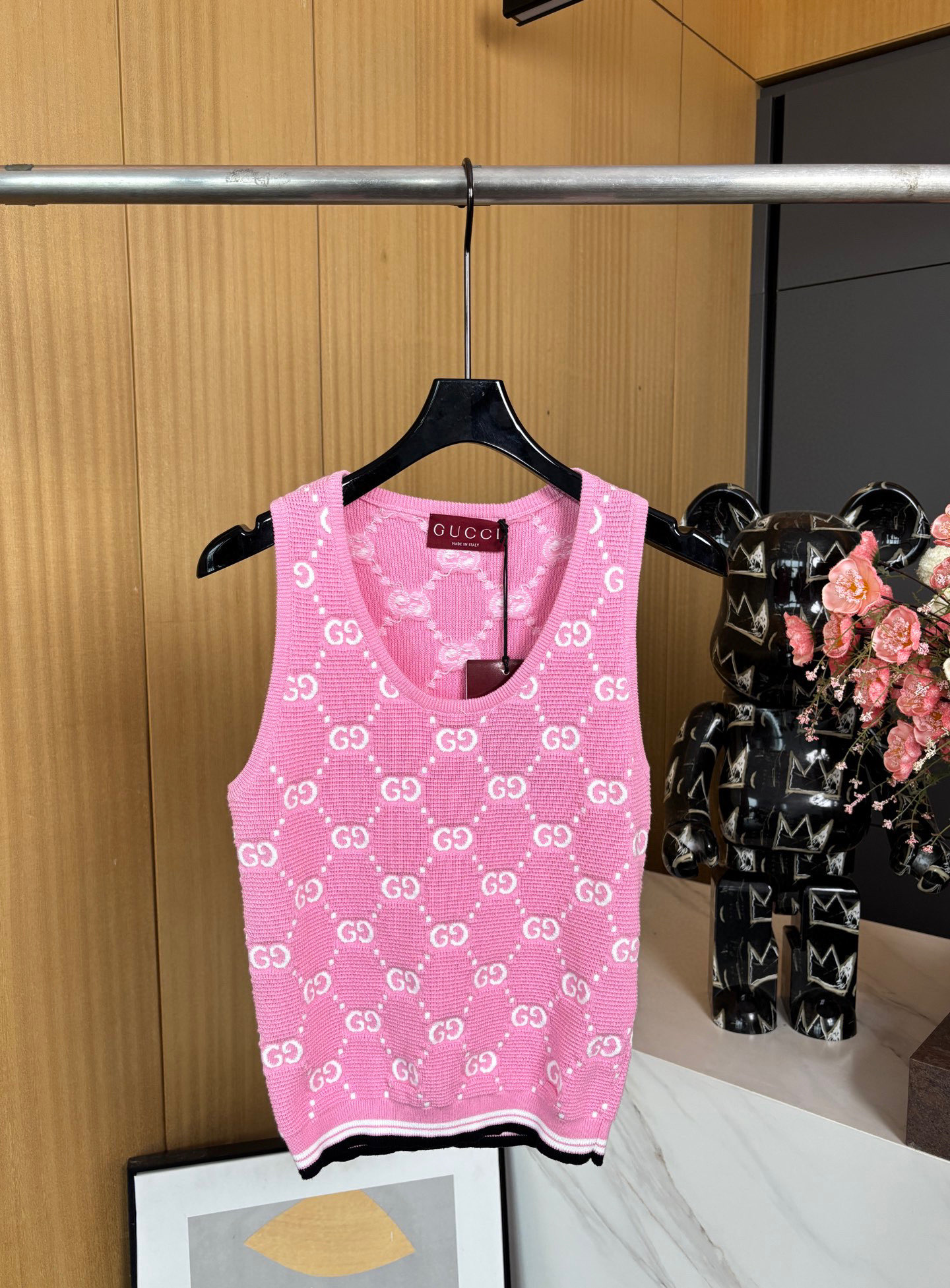 NO:333281,Gucci new spring and summer GG jacquard wool vest, pink and white GG wool jacquard, full body interlocking GG jacquard pattern, contrasting striped bottom edge, round neck neck neck sleeveless design, elastic elastic details, casual style SML, gucci, alexander wang19860909Gucci 春夏新款 GG提花羊毛背心、采用粉色和白色GG羊毛提花、通身饰互扣GG提花图案、撞色条纹底边、圆领领口 无袖设计、松紧弹力细节、休闲版型 码数SML,,gucci,alexander wang,Women's clothing