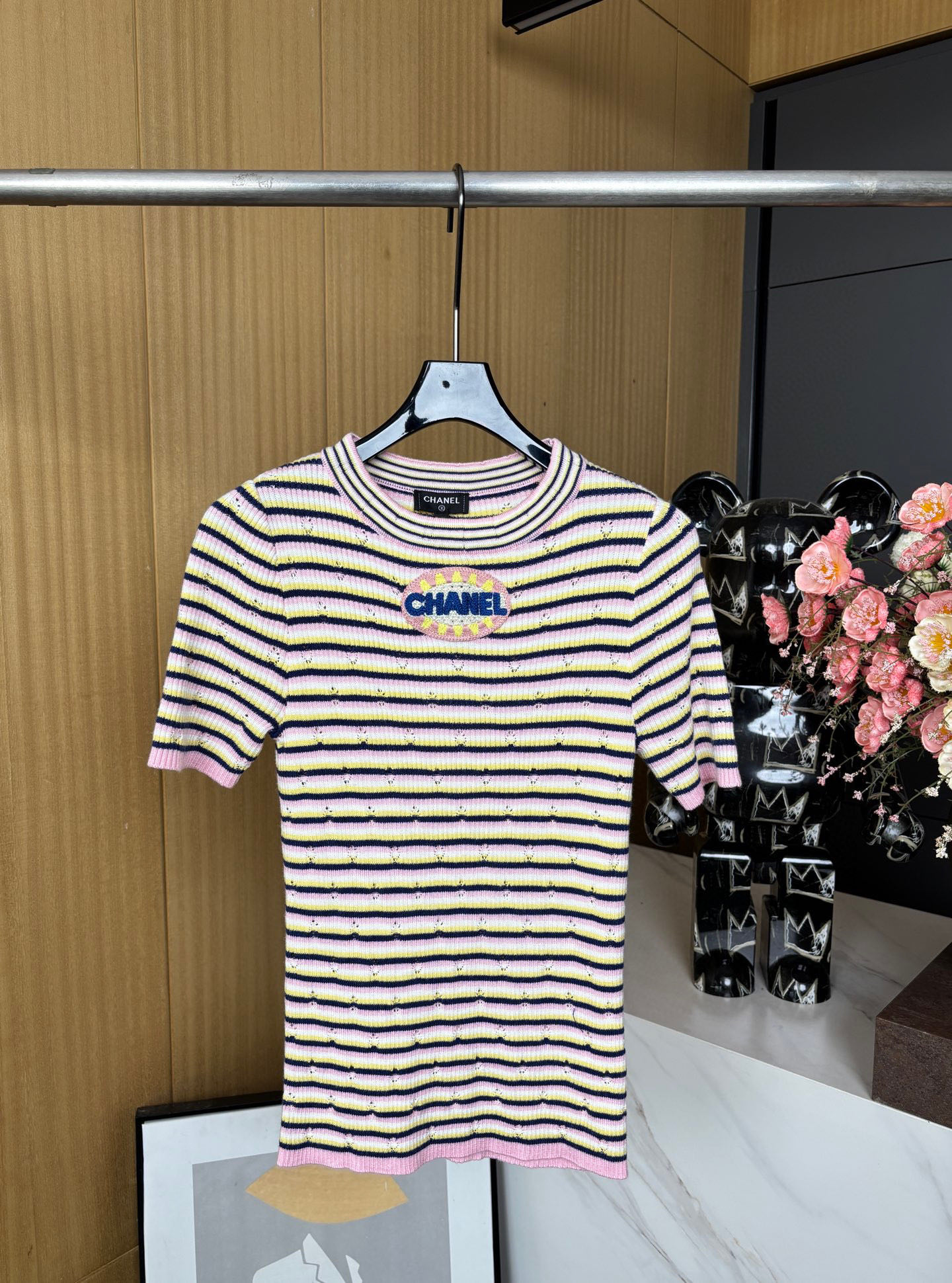NO:333290,Chanel* Xiaoxiang New Spring and Summer Contrast Striped Round Neck T-shirt, Classic Vacation Style Striped Hook, Chest Letter Embroidery, Versatile Any Lower Body, Casual Style SML, Chanel, Tees, T-shirt, Alexander Wang19860909Chanel*小香 春夏新款 撞色条纹圆领T恤、经典度假风条纹钩花、胸前字母刺绣、百搭任何下半身、休闲版型 码数SML,,chanel,tees，t-shirt,alexander wang,Women's clothing