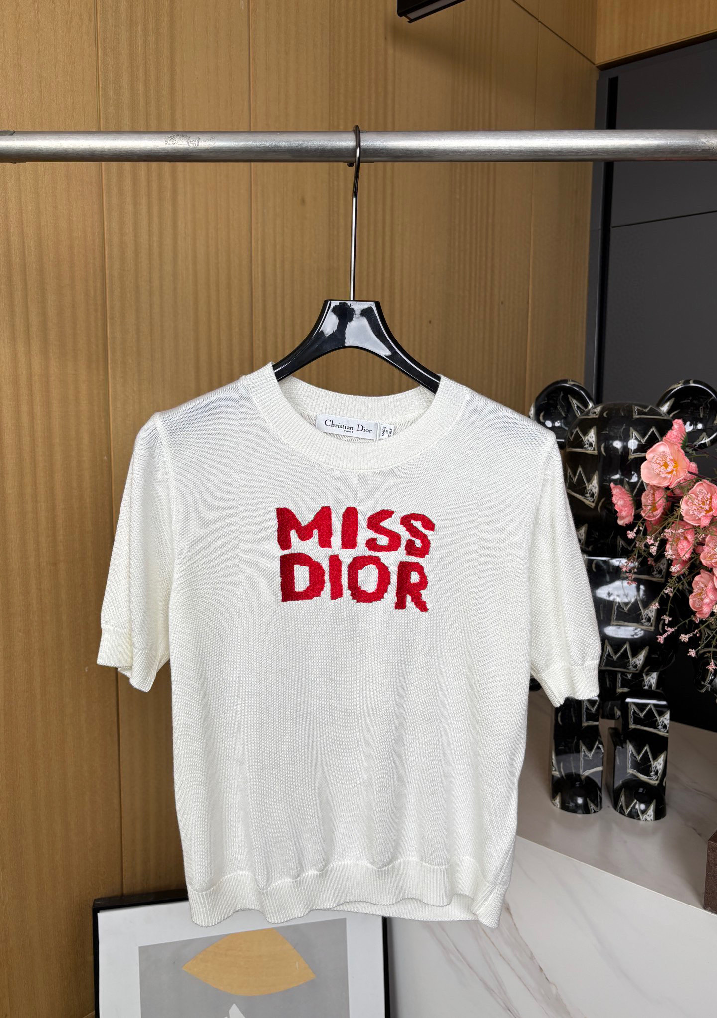 NO:332621,Dior Spring and Summer New Embroidered Letter Inlay Round Neck T-shirt, Soft Wool Fabric Made, Brand Inlay on the chest, Bee embroidery on the back, Ribbed Neck and Hem, Elastic SML, Dior, Tees, T-shirt, Alexander Wang19860909Dior 春夏新款 刺绣字母嵌花圆领T恤、柔软羊毛面料制作、胸口饰有品牌标识嵌花、背后饰小蜜蜂刺绣、罗纹领口和下摆、有弹力 码数SML,,dior,tees，t-shirt,alexander wang,Women's clothing