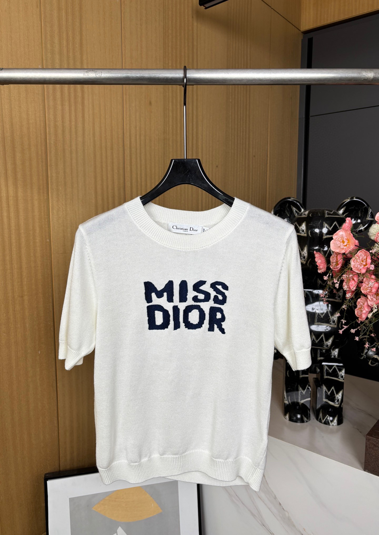 NO:332623,Dior Spring and Summer New Embroidered Letter Inlay Round Neck T-shirt, Soft Wool Fabric Made, Brand Inlay on the chest, Bee embroidery on the back, Ribbed Neck and Hem, Elastic SML, Dior, Tees, T-shirt, Alexander Wang19860909Dior 春夏新款 刺绣字母嵌花圆领T恤、柔软羊毛面料制作、胸口饰有品牌标识嵌花、背后饰小蜜蜂刺绣、罗纹领口和下摆、有弹力 码数SML,,dior,tees，t-shirt,alexander wang,Women's clothing