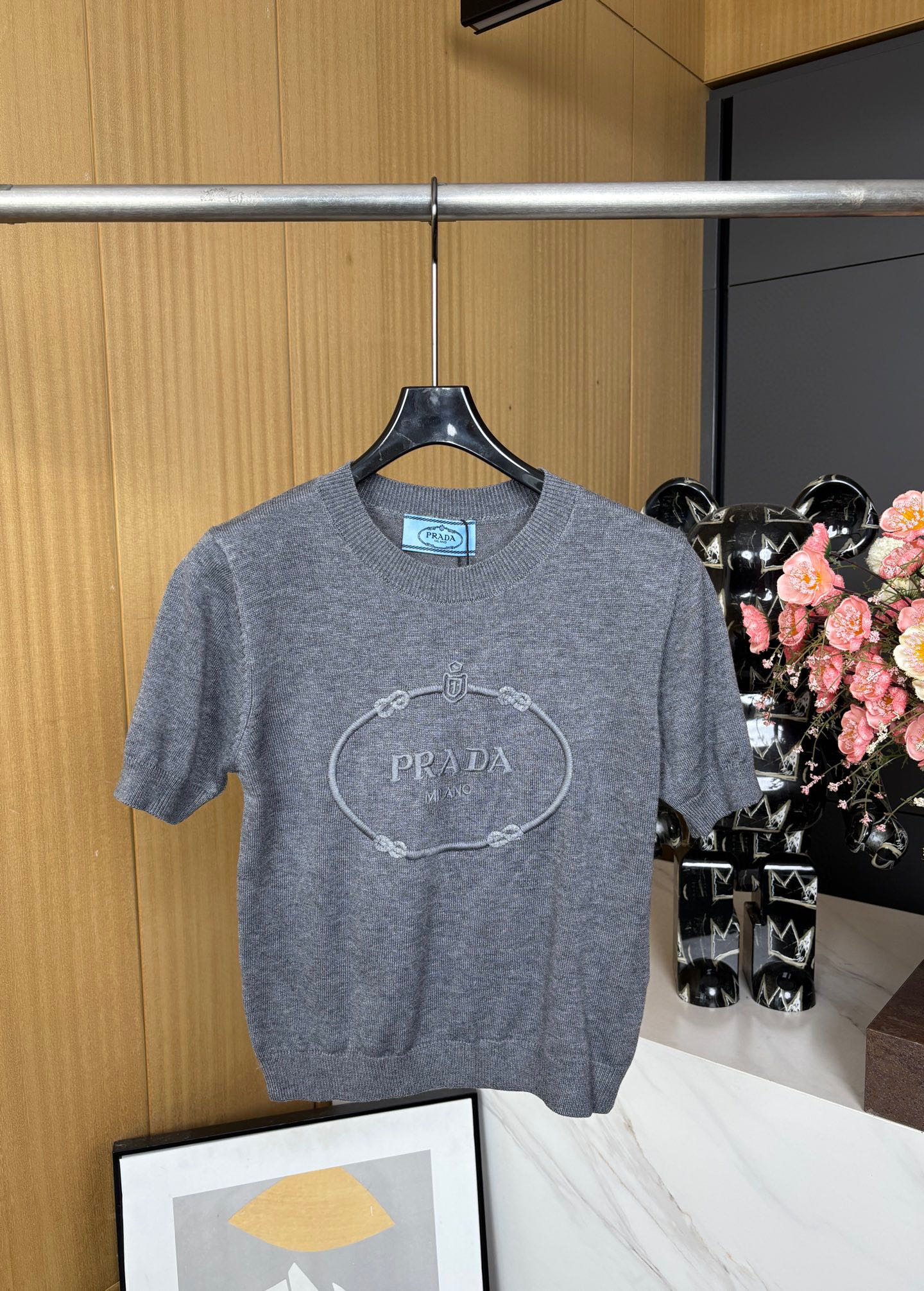 NO:332625,Prada Spring and Summer New Embroidered Letter Pullover, Soft Cashmere Fabric, Engraved Logo Embroidery on the Front, Ribbed Neck Cuffs and Hem, Strained SML, Prada, Alexander Wang19860909Prada 春夏新款 刺绣字母套头衫、柔软羊绒面料制作、正面饰有刻字徽标绣花、罗纹领口袖口和下摆、有弹力 码数SML,,prada,alexander wang,Women's clothing