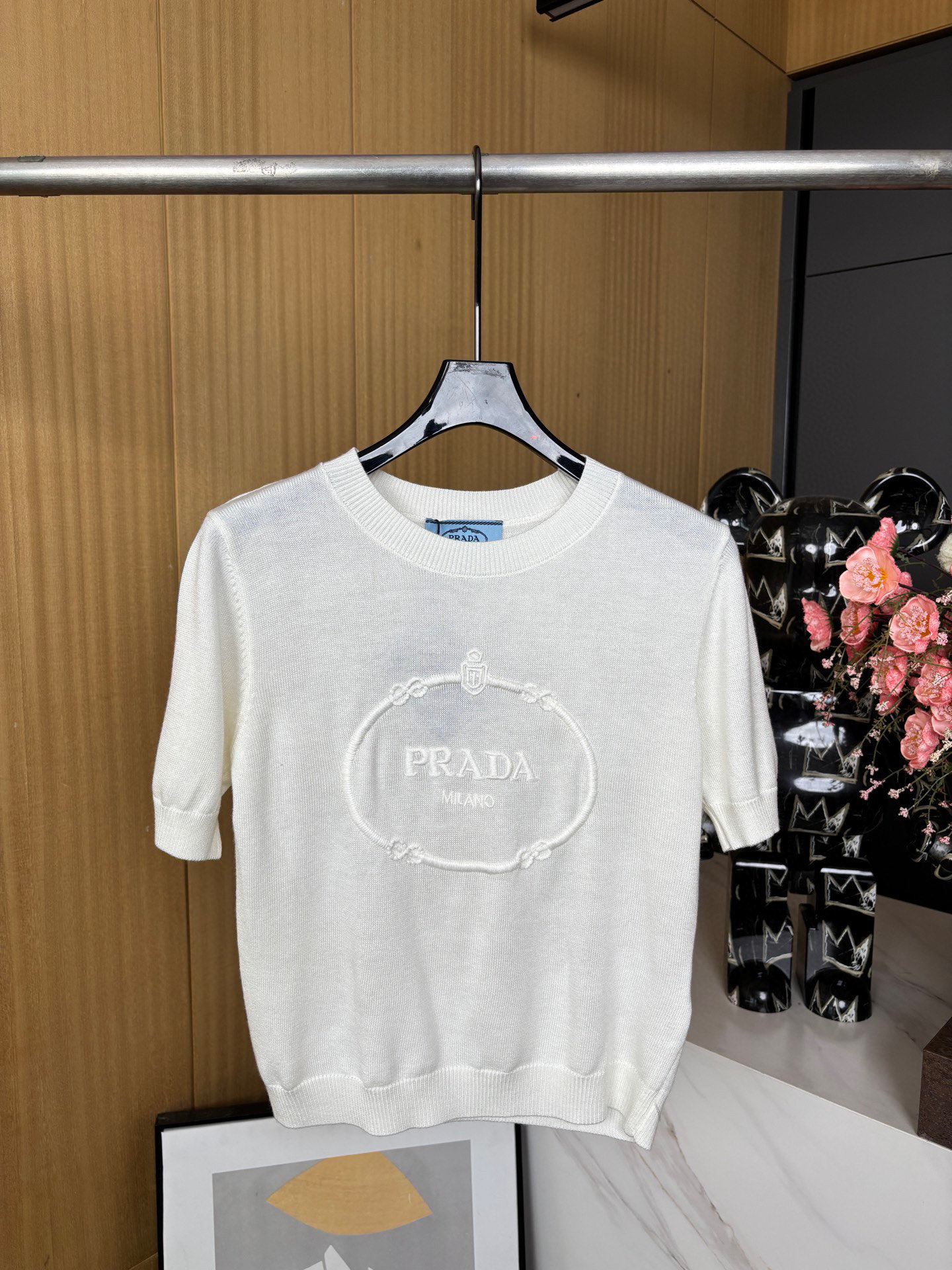 NO:332610,Prada Spring and Summer New Embroidered Letter Pullover, Soft Cashmere Fabric, Engraved Logo Embroidery on the Front, Ribbed Neck Cuffs and Hem, Strained SML, Prada, Alexander Wang19860909Prada 春夏新款 刺绣字母套头衫、柔软羊绒面料制作、正面饰有刻字徽标绣花、罗纹领口袖口和下摆、有弹力 码数SML,,prada,alexander wang,Women's clothing