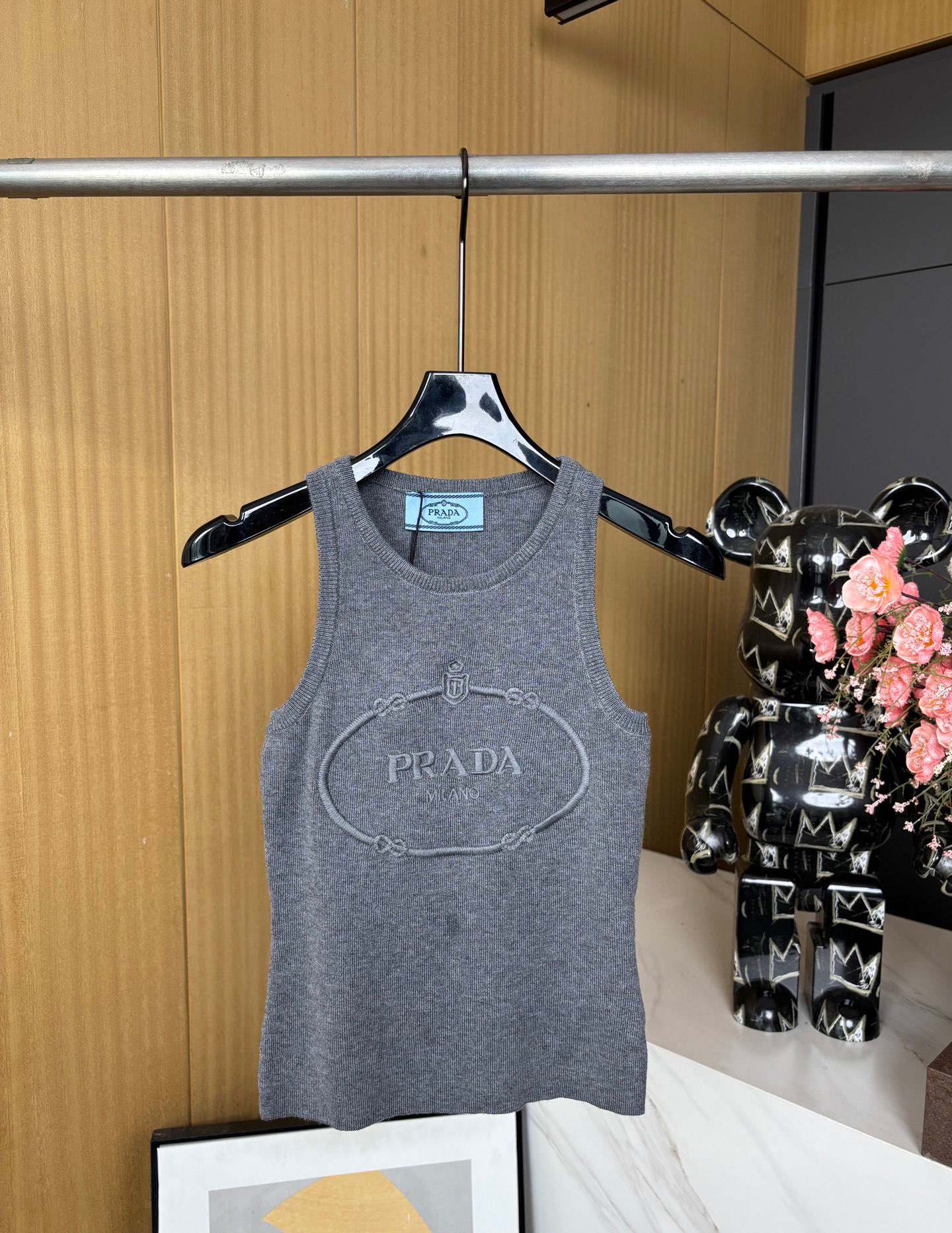 NO:332612,Prada Spring and Summer New Embroidered Alphabet Sling Vest, Soft Cashmere Fabric, Engraved Logo Embroidery on the Front, Ribbed Neck Cuffs and Hem, Strained SML, Prada, Alexander Wang19860909Prada 春夏新款 刺绣字母吊带背心、柔软羊绒面料制作、正面饰有刻字徽标绣花、罗纹领口袖口和下摆、有弹力 码数SML,,prada,alexander wang,Women's clothing