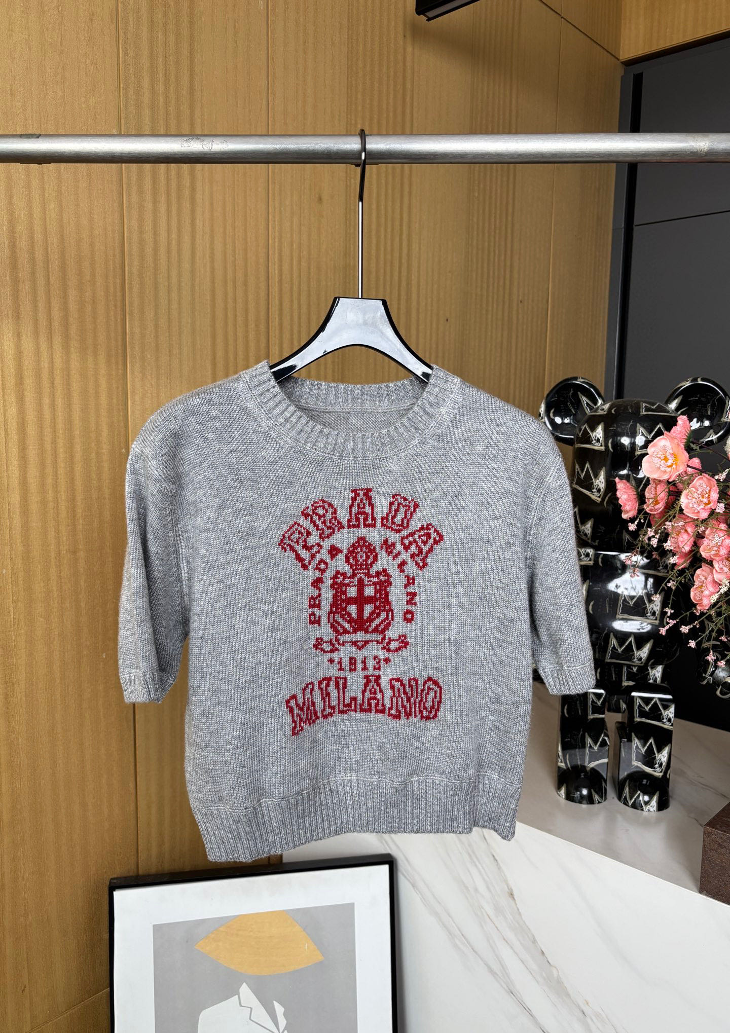 NO:332614,Prada Spring and Summer New Comfortable Knitted Round Neck T-shirt, Jacquard Inlay Crafts, Classic Letter Brand Logo Pattern, Ribbed Collar Cuffs and Hem, Casual Style S M L,,prada,tees, t-shirt,alexander wang19860909Prada 春夏新款 舒适针织圆领T恤、提花嵌花工艺、经典字母品牌logo图案、罗纹衣领袖口和下摆、休闲版型 码数S M L,,prada,tees，t-shirt,alexander wang,Women's clothing