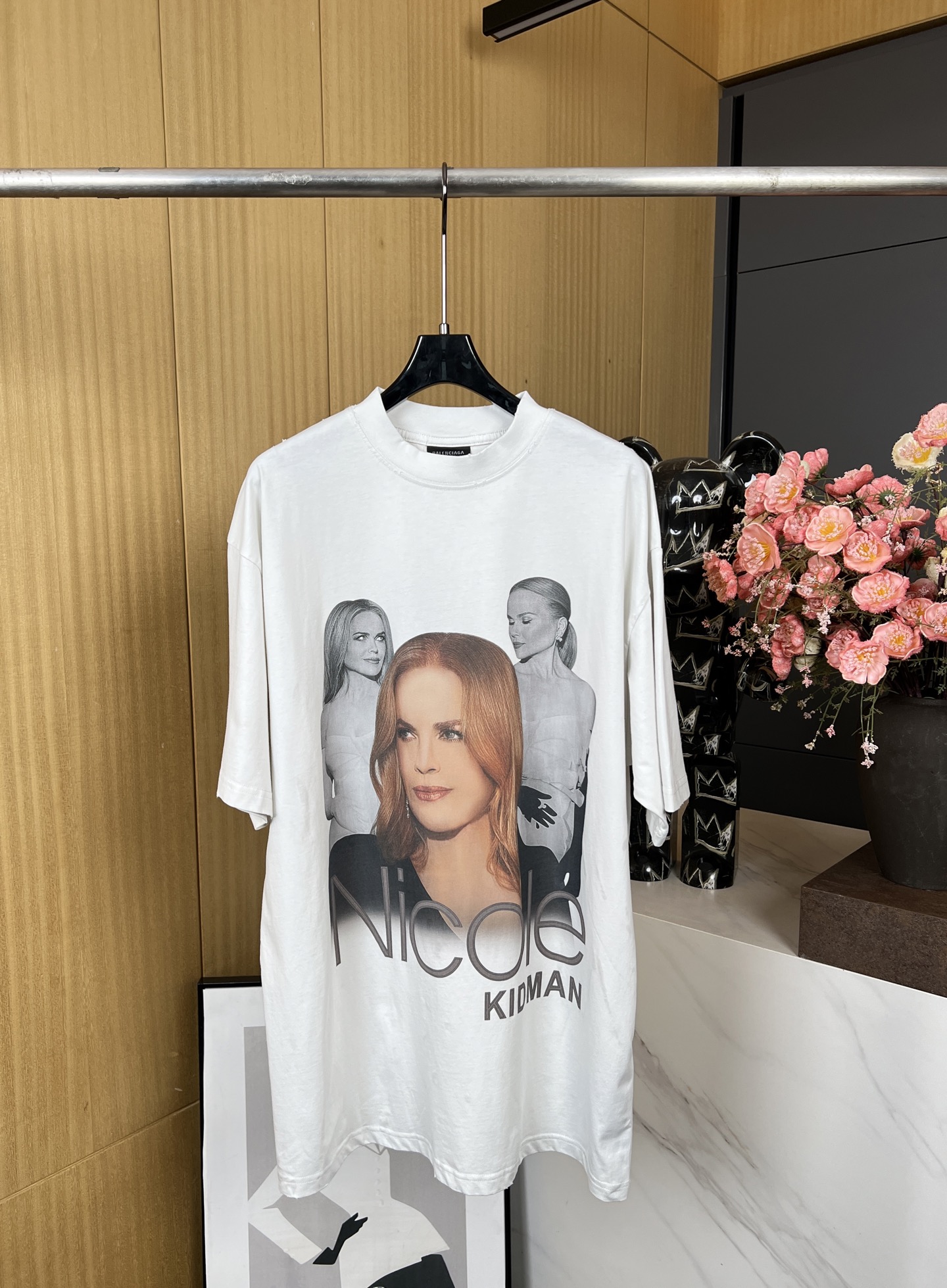 NO:335952,Balenciaga Spring and Summer New NICOLE BOXY Fit T-shirt jersey fabric The front is decorated with Nicole art print, the back is decorated with signature print, the left sleeve is decorated with letter embroidery, laundry washing water is used for aging, the same model for men and women. SMLXL,,balenciaga,tees, t-shirt,alexander wang19860909Balenciaga 春夏新款 NICOLE BOXY 合身T恤平纹针织面料 正面饰以Nicole艺术作品印花,背面饰以签名印花、左袖饰以字母标识刺绣、成衣洗水做旧、男女同款 码数SMLXL,,balenciaga,tees，t-shirt,alexander wang,Women's clothing