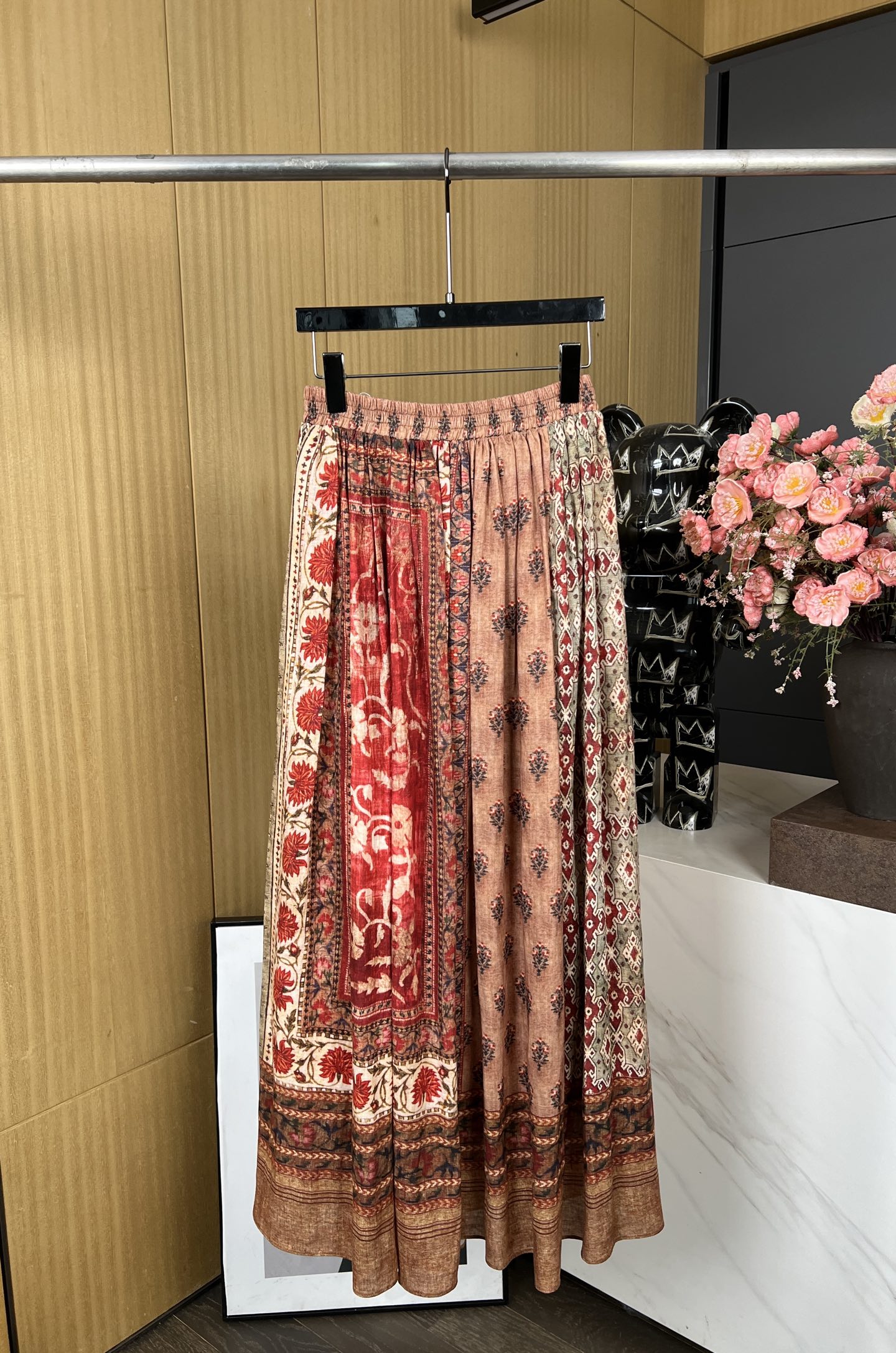 NO:331960,Into The East Spring and Summer New Style, a linen printed pleated skirt, reorganizing and splicing the totems of different cultural bodies and blending them, comfortable and breathable, and uses 70-day silk linen fabric, casual style SML, skirts, alexander wang19860909Into The East 春夏新款 己印亚麻印花褶皱半裙、将不同文化母体的图腾进行重组拼接相互融合、穿着舒适又透气、采用70天丝 亚麻面料、休闲版型 码数SML,,skirts,alexander wang,Women's clothing