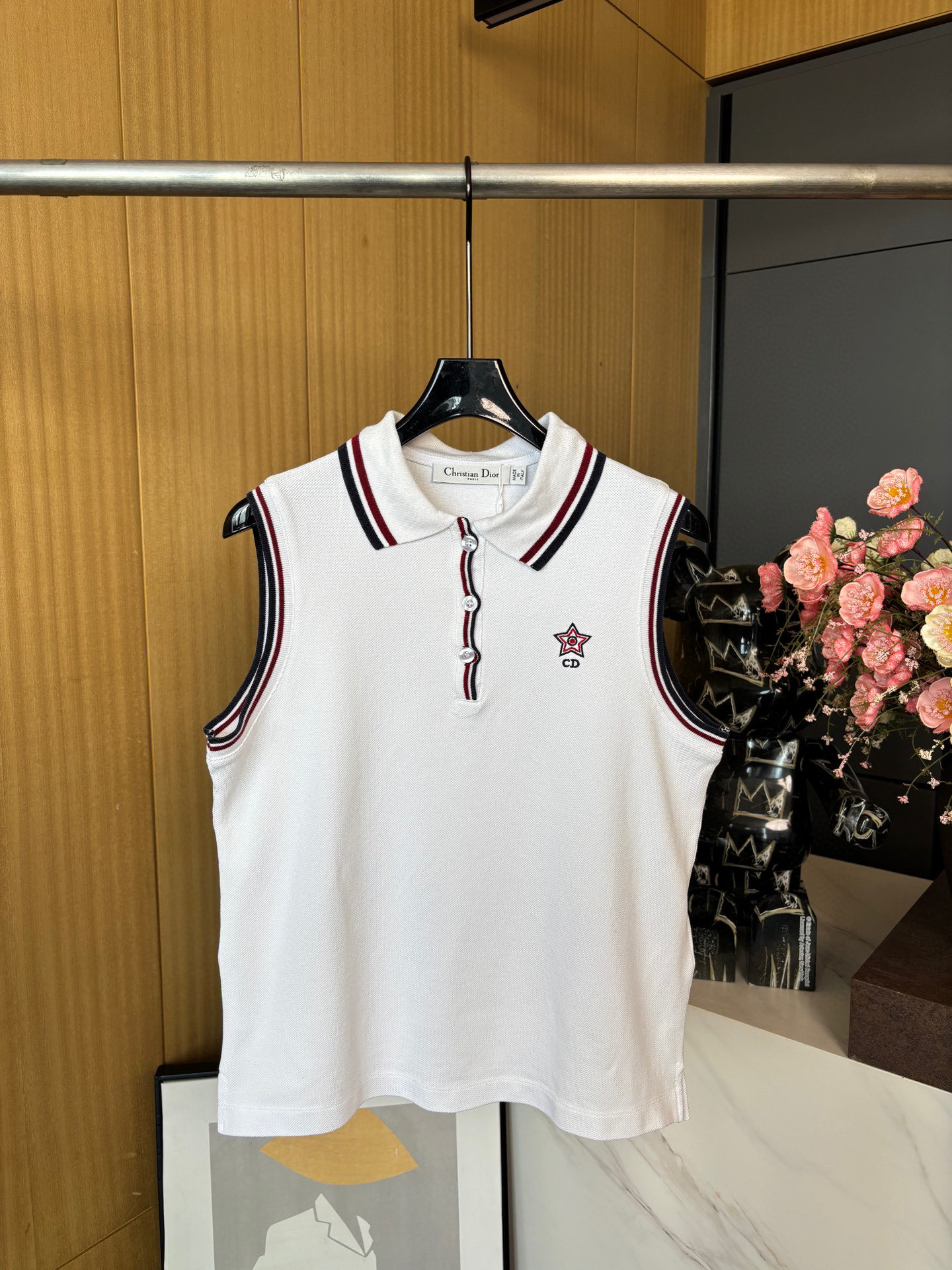 NO:415482,Dior spring and summer polo neck vest, super nice and the same style as Meghan, and the style is great!  Right chest CD brand logo, single-breasted chest, threaded edge-covered edge-covered. It is a very popular model everyday!  SML, dior, dior, alexander wang19860909Dior迪奥春夏polo领背心,超好看梅根同款,版型很棒！右胸CD品牌标识,胸口单排扣,封边处拼接螺纹包边.日常百搭,超级火的一款！ 码数SML,,dior,dior,alexander wang,Women's clothing