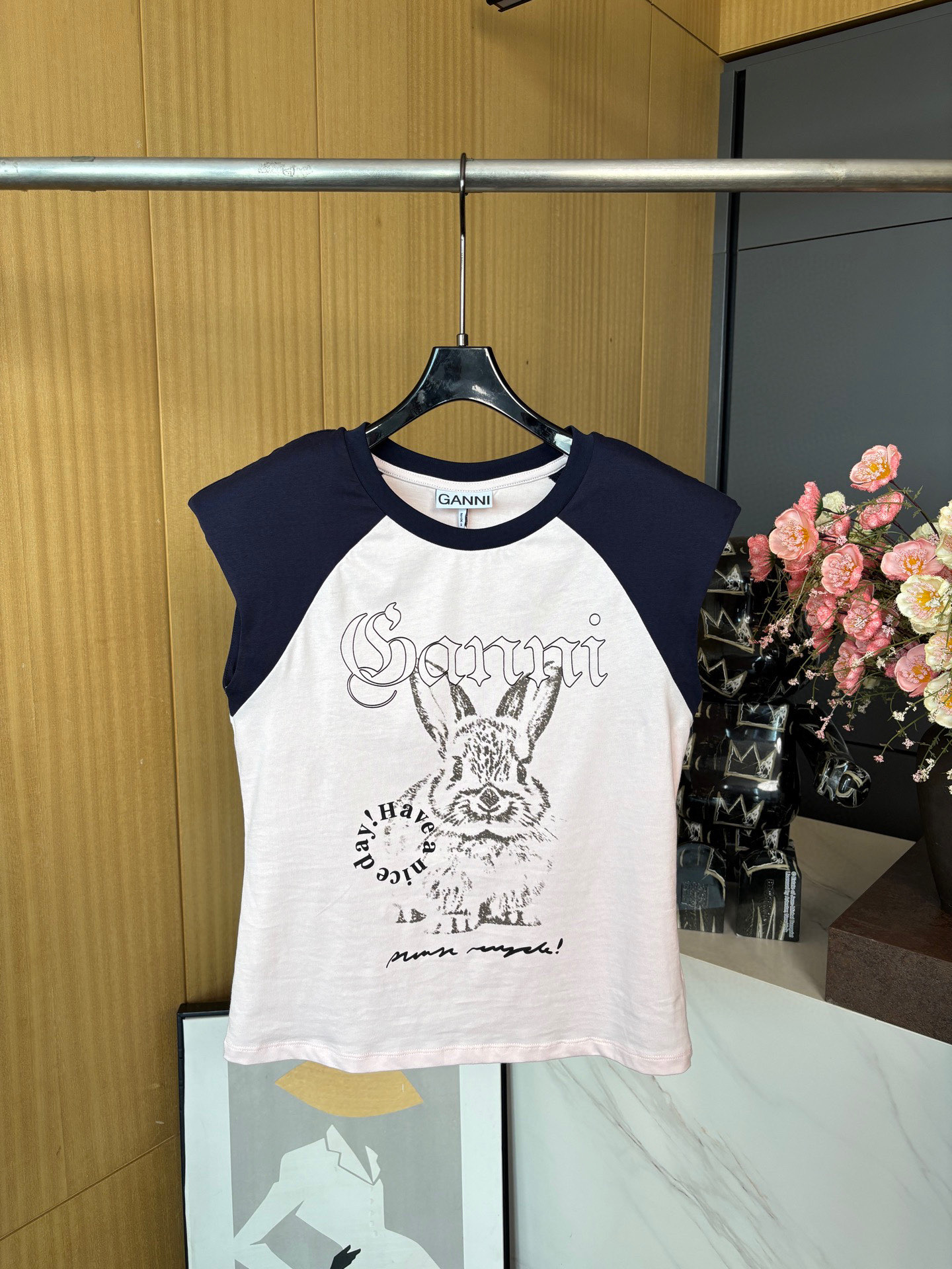 NO:415491,Ganni Spring and Summer New Cute Rabbit Printed Varabone Round Neck Pullover T-shirt Brand New Cute Rabbit Print, Ganni Classic Style!  Ragsaw design, shoulder-falling tailoring, narrow shoulder-friendly, and the effect is superb!  Letter logo on chest, sponge shoulder pad on left and right shoulders, full of details. SML, tees, t-shirt, alexander wang19860909Ganni春夏新款可爱兔子印花插肩圆领套头T恤 全新可爱小兔印花,Ganni经典款！插肩设计,落肩剪裁,肩窄友好,穿上效果超绝！胸前字母标识,左右肩海绵垫肩,细节满满. 码数SML,,tees，t-shirt,alexander wang,Women's clothing