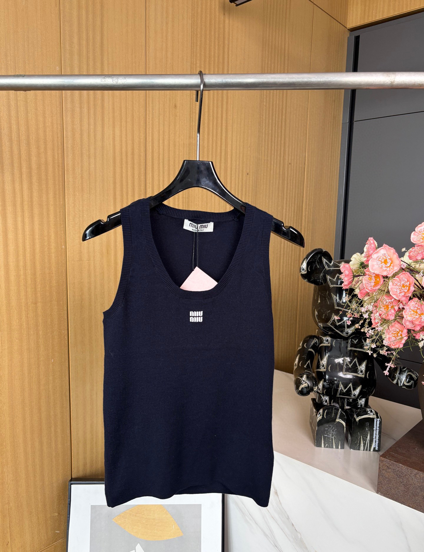 NO:332627,Miu Miu Spring and Summer New Rib Knitted Vest, Rib Knitted Texture, Embroidered Letters with Logo on the Front, Casual Style SML,,miumiu,alexander wang19860909Miu Miu 春夏新款 罗纹针织背心、呈现罗纹针织纹理、正面刺绣字母饰有徽标、休闲版型 码数SML,,miumiu,alexander wang,Women's clothing