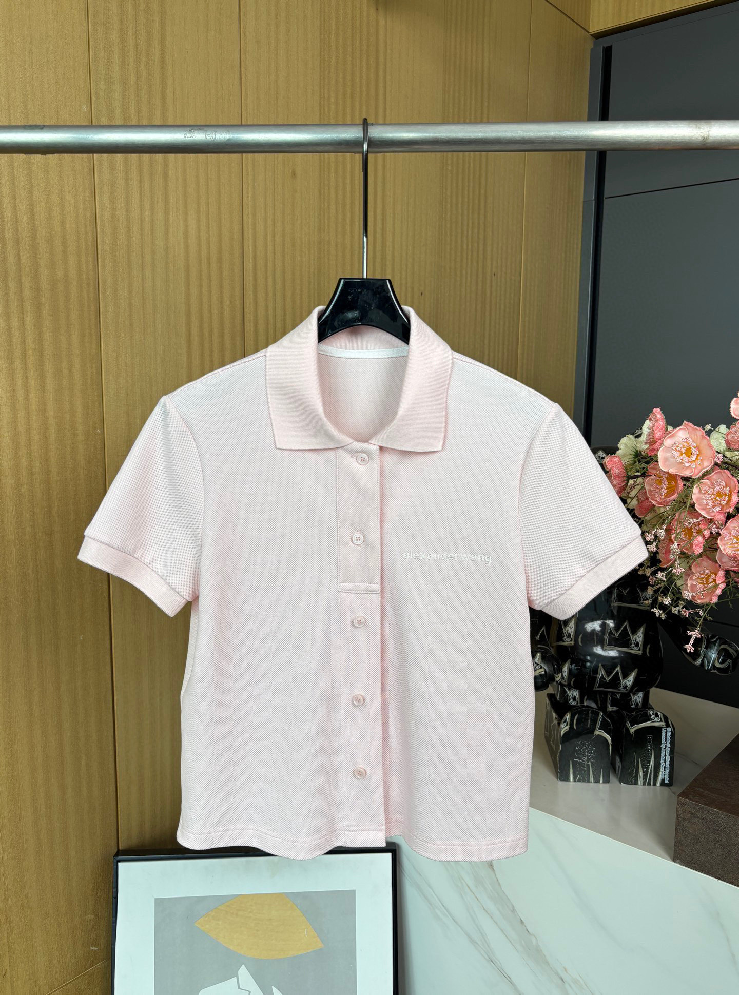NO:331977,Alexander Wang Spring and summer new style embroidered letter short-sleeved POLO shirt, letter embroidery on the chest, lapel design button decoration, casual style SML, T-shirt, alexander wang19860909Alexander Wang 春夏新款 刺绣字母短袖POLO衫、胸前有字母刺绣、翻领设计纽扣装饰、休闲版型 码数SML,,T-shirt,alexander wang,Women's clothing