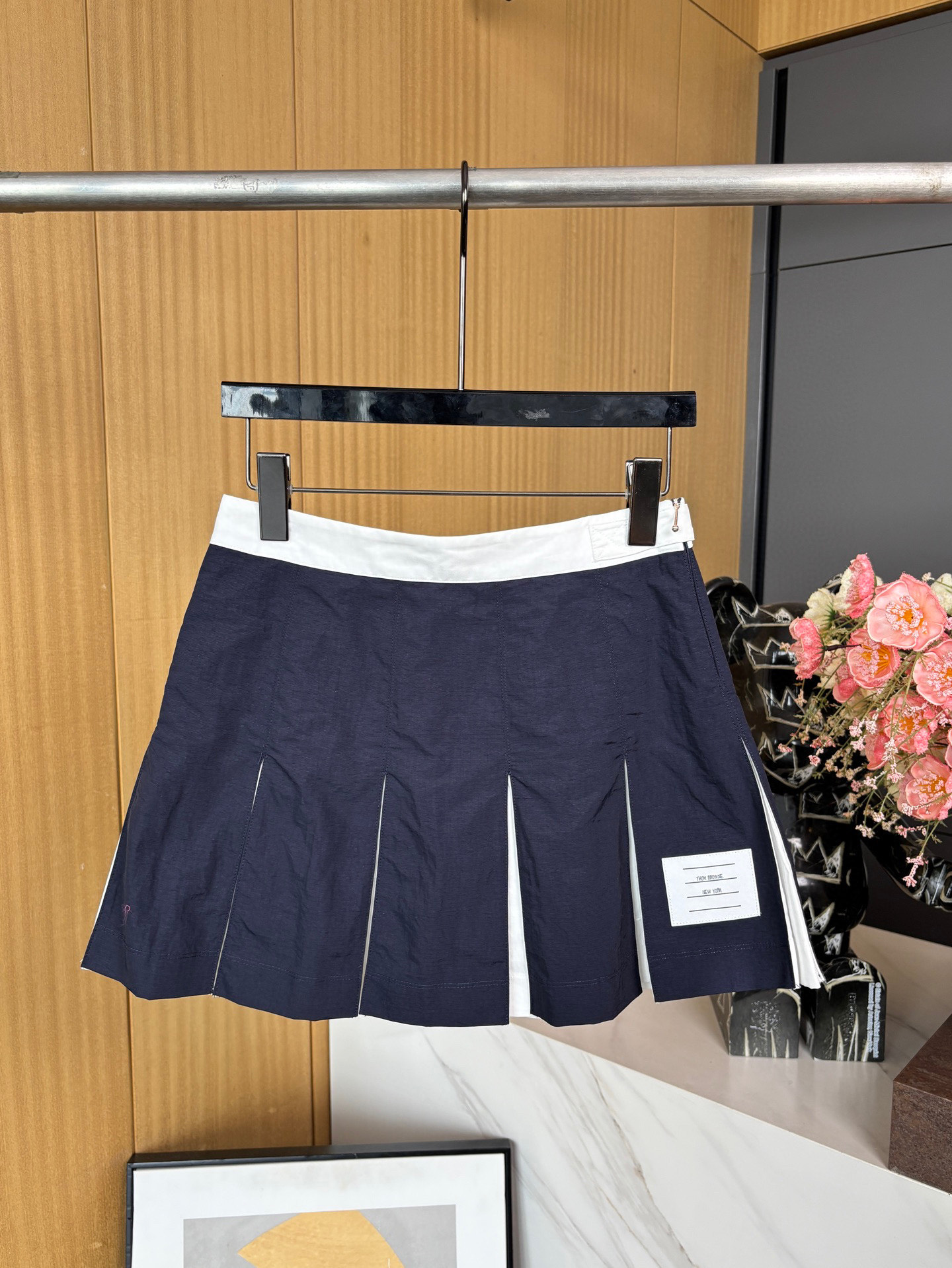 NO:331969,THOM BROWNE Spring and Summer New Pleated Color Bundle Short Skirt, Classic Four-Stripe Tags, Sides, Relaxed Style, SML, Skirts, Alexander Wang19860909THOM BROWNE 春夏新款 褶裥拼色短裙、经典四条纹标签 侧面饰有隐藏式拉链、休闲版型 码数SML,,skirts,alexander wang,Women's clothing