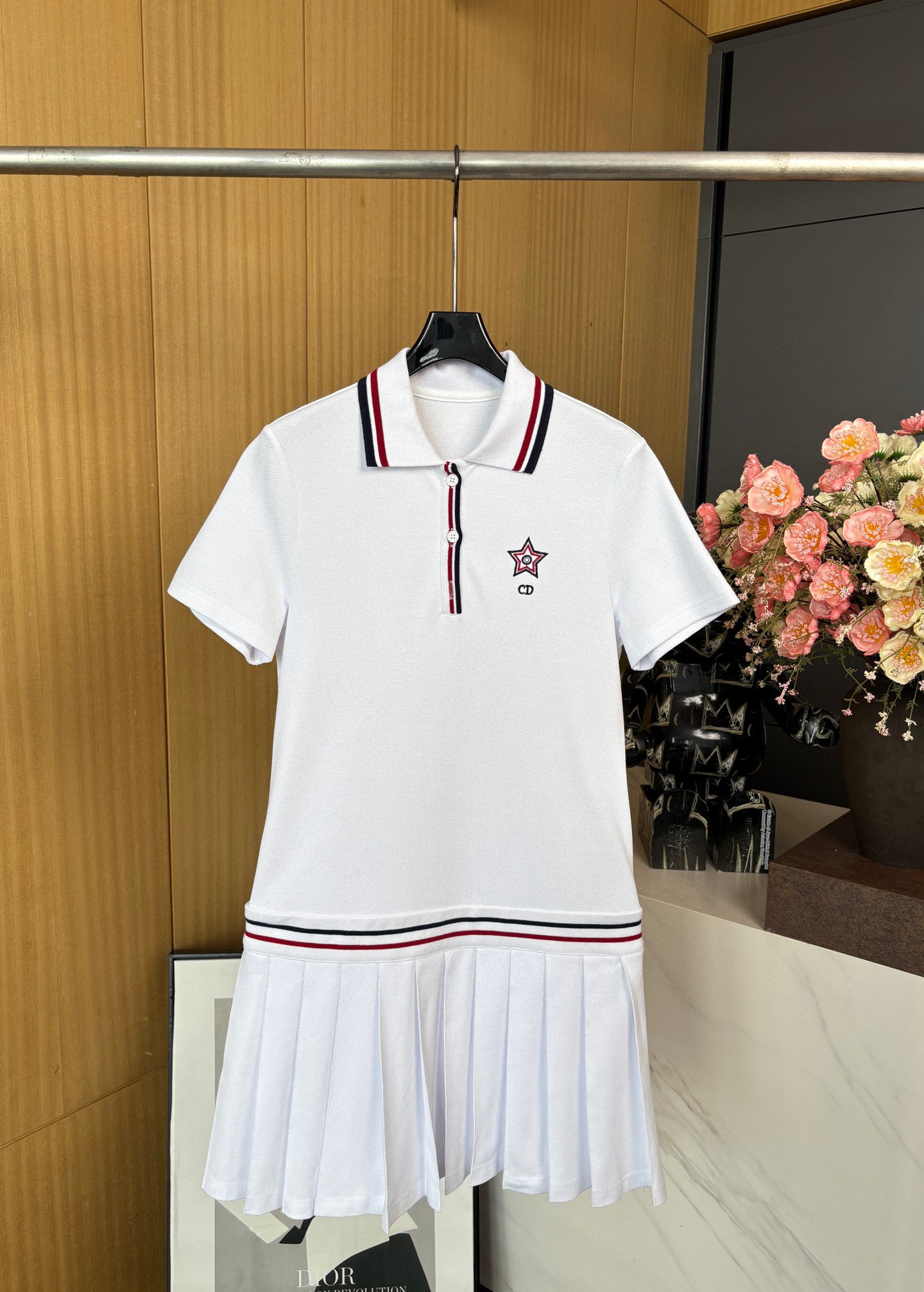 NO:415486,Dior Vibe co-branded model Spring and summer new style Short pleated Polo collar dress, collar and button placket with three-color striped trim, chest with CD logo and star embroidery, paired with pleated skirt, casual style SML, dior, skirts, alexander wang19860909Dior Vibe联名款 春夏新款 短款褶裥 Polo 衫领连衣裙、衣领和纽扣门襟搭配三色条纹饰边、胸前饰以CD标志和星星刺绣、搭配百褶裙、休闲版型 码数SML,,dior,skirts,alexander wang,Women's clothing