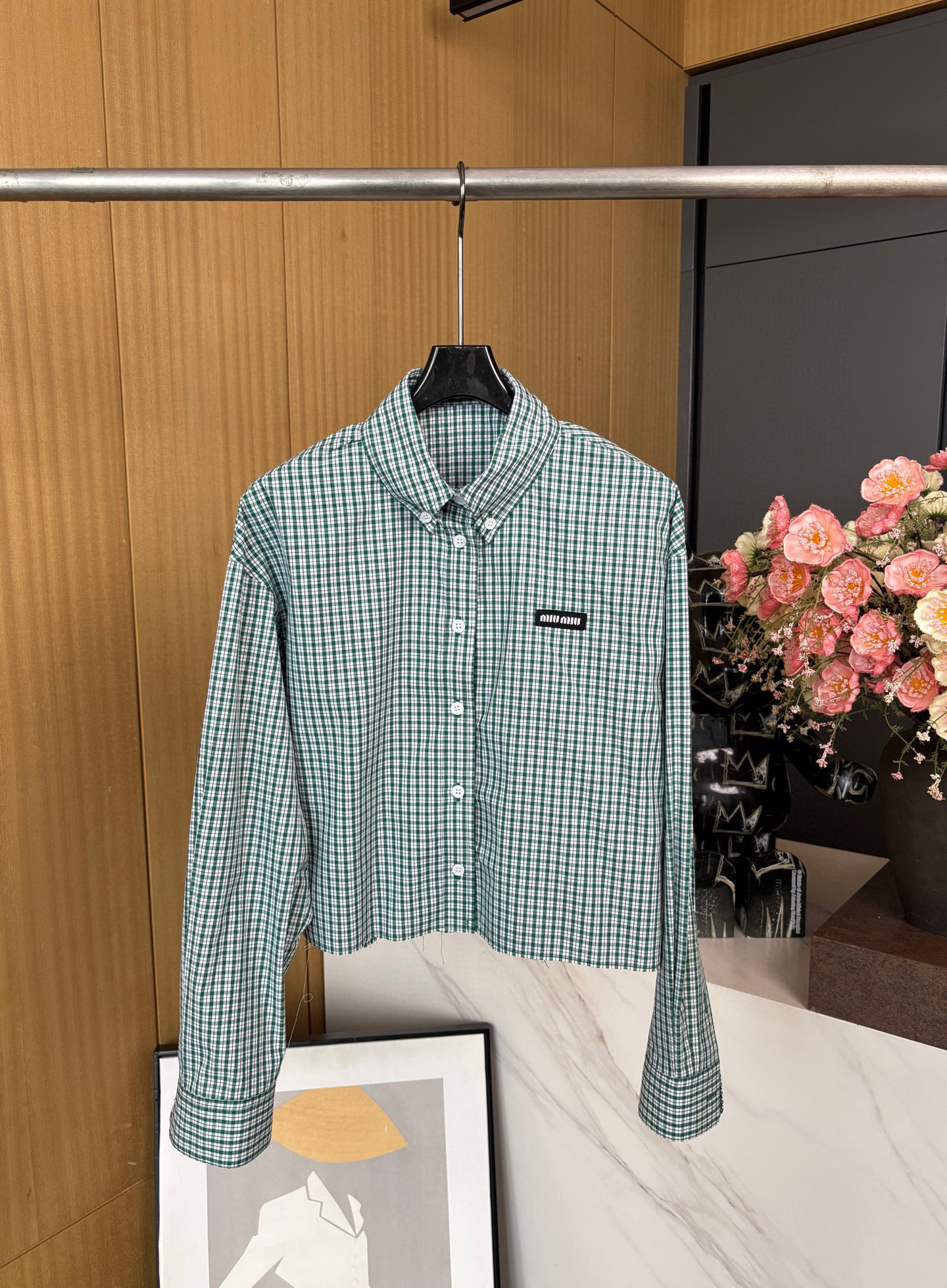 NO:331975,Miumiu* Spring and summer new style green checked embroidered logo shirt exquisite embroidered letters LG single checked elements pure cotton fabric comfortable and breathable moderate size SML, miumiu,shirts,alexander wang19860909Miumiu* 春夏新款 绿色格纹刺绣Logo衬衫 精致刺绣字母LG经单格纹元素 纯棉面料 舒适透气 版型适中 码数SML,,miumiu,shirts,alexander wang,Women's clothing