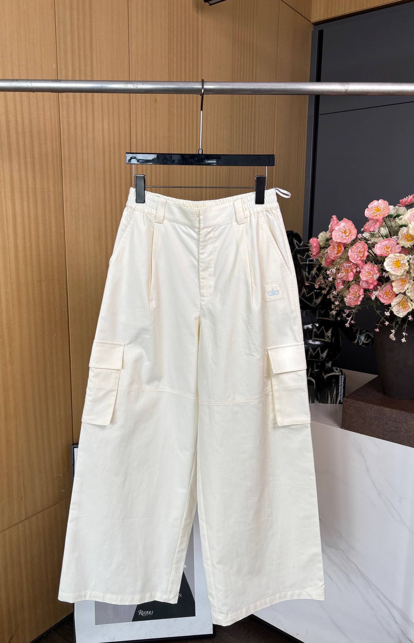 NO:331971,ALO Spring and Summer New Style Pocket Working Wide-leg Straight Pants, Embellished with Multiple Working Pockets, Casual and Versatile Beige, Half-Elastic Waist, Casual Style SML, Alexander Wang19860909ALO 春夏新款 口袋工装阔腿直筒裤、采用多个工装口袋进行点缀、休闲百搭米色、半松紧腰、休闲版型 码数SML,,alexander wang,Women's clothing