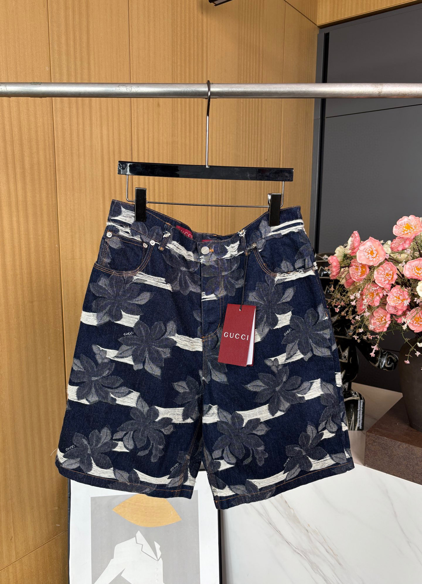 NO:433624,Men's Gucci Spring and Summer New Style Jacquard Washing Duckjean Shorts, Floral Patterns Decorated Brand Letter Logo, Fur-Woven Details, Red Brand at the Back Waist, Straight-Piece S M L XL,,gucci, shorts,alexander wang19860909男款Gucci 春夏新款 提花洗水牛仔短裤、花卉图案 点缀品牌字母logo、满身磨毛做旧细节、后腰处红色品牌、直筒版型 码数S M L XL,,gucci,shorts,alexander wang,Women's clothing