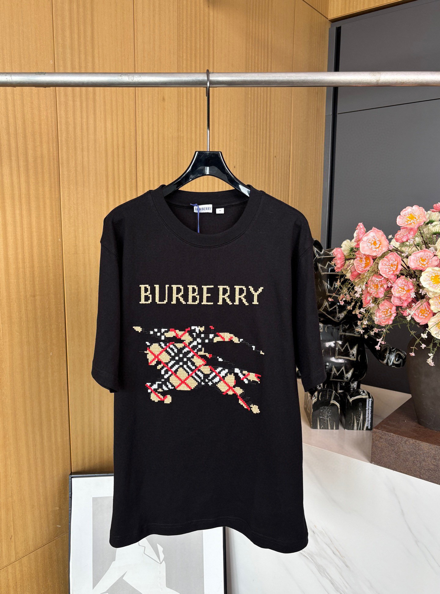 NO:335948,BURBERRY Spring and Summer New Cross Stitch Equestrian Riding Logo Cotton T-shirt, Decorative Cross Stitchcraft Brand logo and Burberry Check Equestrian Rider Logo (EKD), casual style, same style for men and women SMLXL, burberry,tees, t-shirt,alexander wang19860909BURBERRY 春夏新款 十字绣马术骑上徽标棉质T恤、装饰十字绣工艺打造的品牌徽标和 Burberry 格纹马术骑士徽标 (EKD)、休闲版型、男女同款 码数SMLXL,,burberry,tees，t-shirt,alexander wang,Women's clothing