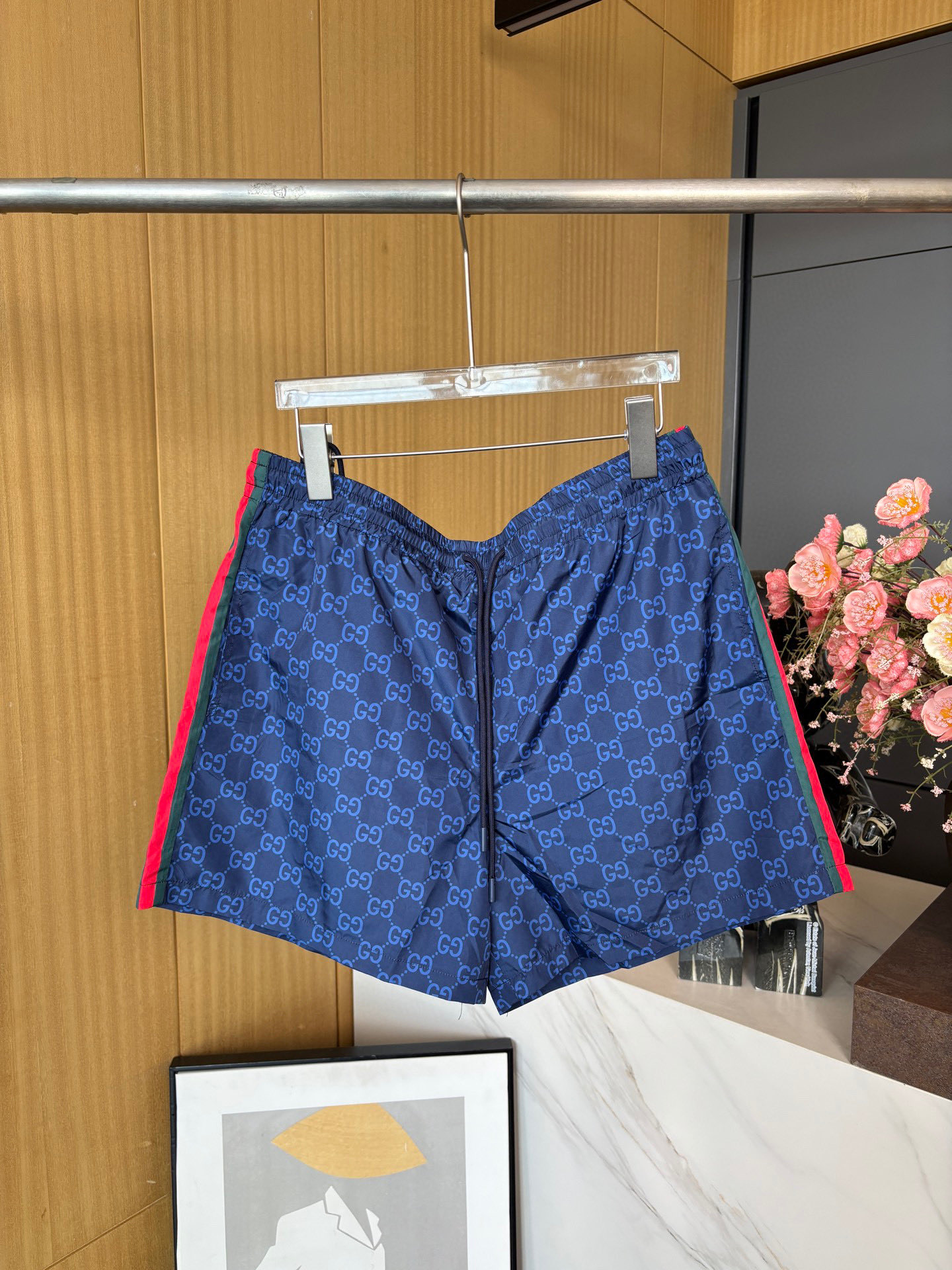 NO:433628,Men's Gucci Spring and Summer New Woven Sports Beach Shorts, Double G Interlocking Logo Pattern, Letter Logo Printing, Classic Contrast Webbing on the Side, Elastic Elastic Waist Circle, Details of Drawstrings in the same color, Easy to carry with storage bag, Slant socket pocket design, casual style S M L XL,,gucci, shorts, alexander wang19860909男款Gucci 春夏新款 梭织运动沙滩短裤、满身双g互扣logo图案、字母logo印花、侧边经典撞色织带、弹力松紧带腰围、同色系抽绳细节、搭配收纳袋方便携带、斜插口袋设计、休闲款式 码数S M L XL,,gucci,shorts,alexander wang,Women's clothing