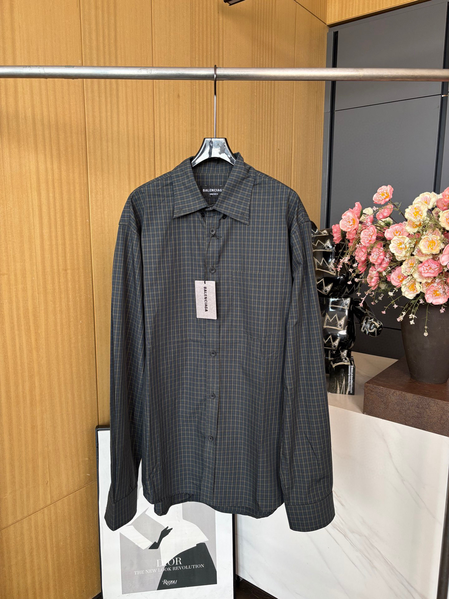 NO:335955,Balenciag* Spring and summer new style Cotton long-sleeved lapel shirt, custom dark plaid fabric, simple design style, curved sleeve hem, placket lettering button design, loose cut style S M L XL,,balenciaga,alexander wang19860909Balenciag* 春夏新款 棉布长袖翻领衬衣、定制深色相间格子面料、简单设计款式、弧形衣袖下摆、门襟刻字纽扣设计、宽松剪裁版型 男女同款 码数S M L XL,,balenciaga,alexander wang,Women's clothing