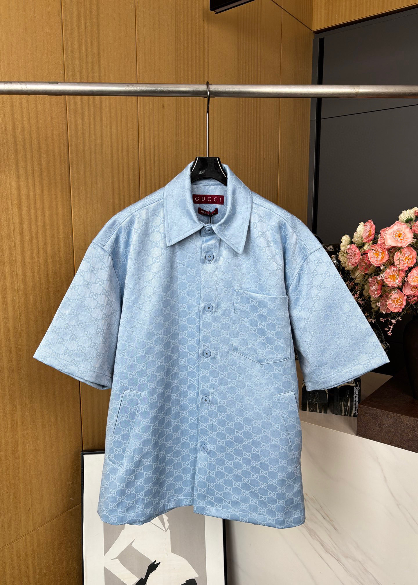 NO:332266,Gucci spring and summer new style, lapel short-sleeved shirt jacket, classic double-g pattern logo, straight fabric plus loose cut style, lettering button opening and closing placket, loose fit, same style for men and women. Size S M L XL,,gucci,jackets & coats,T-shirt,alexander wang19860909Gucci 春夏新款 翻领短袖衬衣外套、满身经典双g图案logo、挺廓面料加宽松剪裁版型、刻字纽扣开合门襟、宽松版型、男女同款 码数S M L XL,,gucci,jackets & coats,T-shirt,alexander wang,Women's clothing