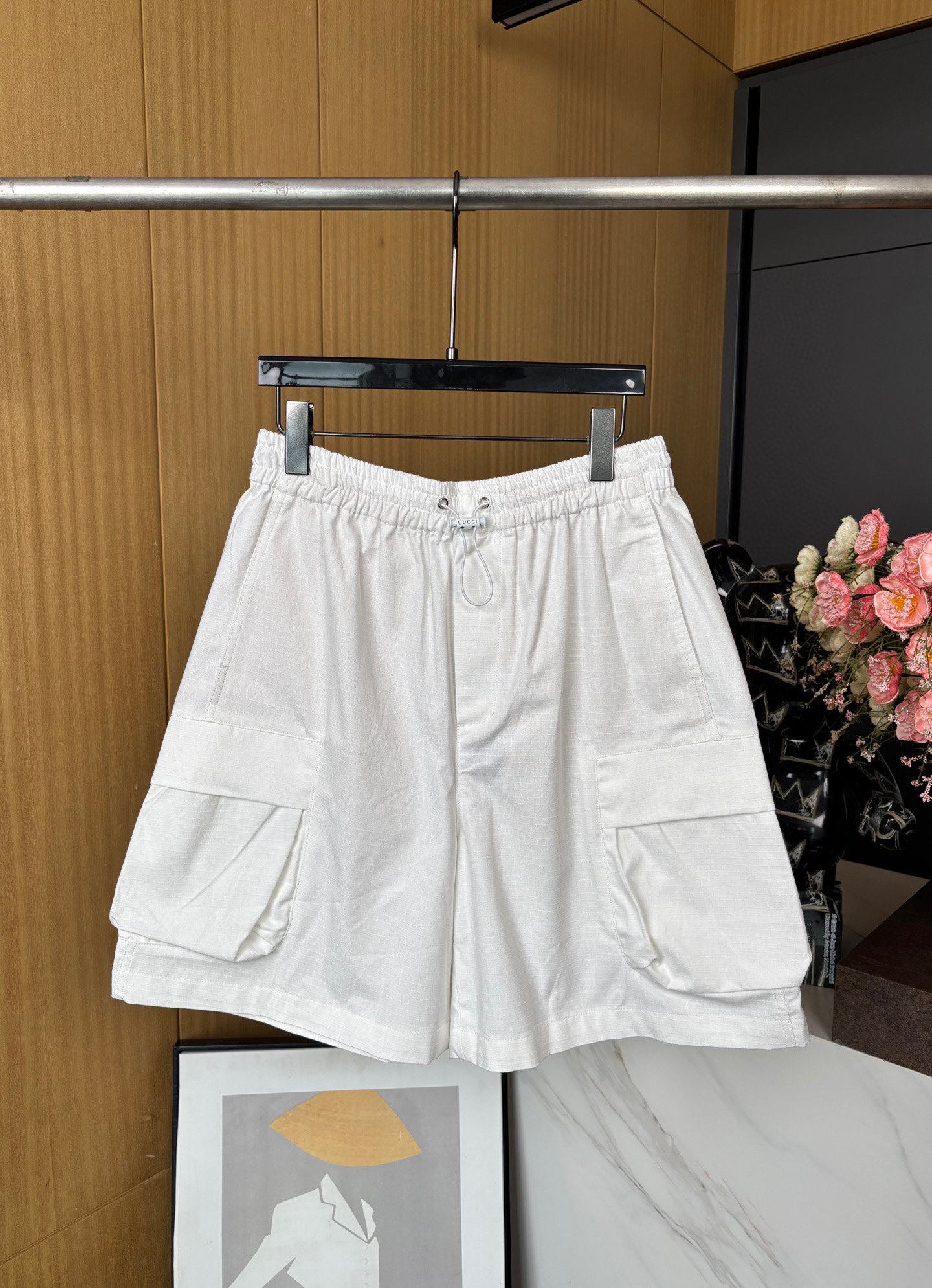 NO:433637,Men's Gucci Spring and Summer New White Casual Sports Shorts, Front Slant Pocket and Flip Pocket, Elastic Belt Elastic Waist, White Drawstring with Engraved Hardware, Back Appliance Pocket Details, Red and Green Strip Prints and Brand Letters Number S M L XL,,gucci, shorts,alexander wang19860909男款Gucci 春夏新款 白色休闲运动短裤、正面斜插口袋和翻盖大口袋、弹力带松紧腰围、白色抽绳搭配刻字五金、后贴布口袋细节、点缀红绿条印花和品牌字母 码数S M L XL,,gucci,shorts,alexander wang,Women's clothing