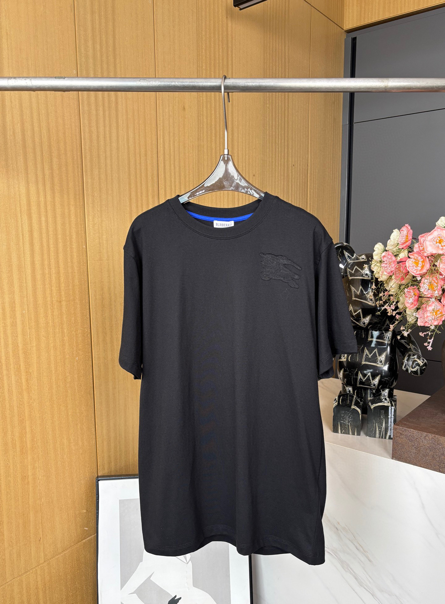 NO:332264,BURBERRY Spring and Summer New Equestrian Knight Decal Short-sleeved T-shirt with Equestrian Knight Logo (EKD) Decal, Rib Knit Collar, Casual Style, Men and Women Size MLXLXXL, Burberry, T-shirt,tees, t-shirt,alexander wang19860909BURBERRY 春夏新款 马术骑士贴花短袖T恤、饰有同色系马术骑士徽标(EKD） 贴花、罗纹针织衣领、休闲版型、男女同款 码数MLXLXXL,,burberry,T-shirt,tees，t-shirt,alexander wang,Women's clothing