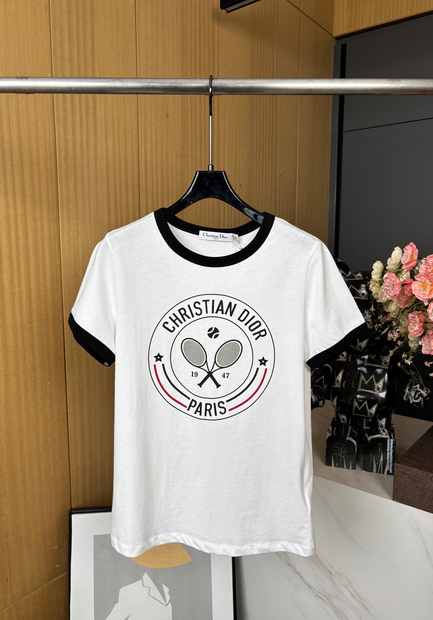 NO:332609,Dior Vibe Limited Series Spring and Summer New Style 1947 Logo White Cotton Line Round Neck T-shirt, Three Colors on the Front Christian Dior Paris 1947 Logo, Casual Style SML, Dior, Tees, t-shirt, alexander wang19860909Dior Vibe 限定系列春夏新款 1947标志白色棉麻圆领T恤、正面饰以三色 Christian Dior Paris 1947标志、休闲版型 码数SML,,dior,tees，t-shirt,alexander wang,Women's clothing