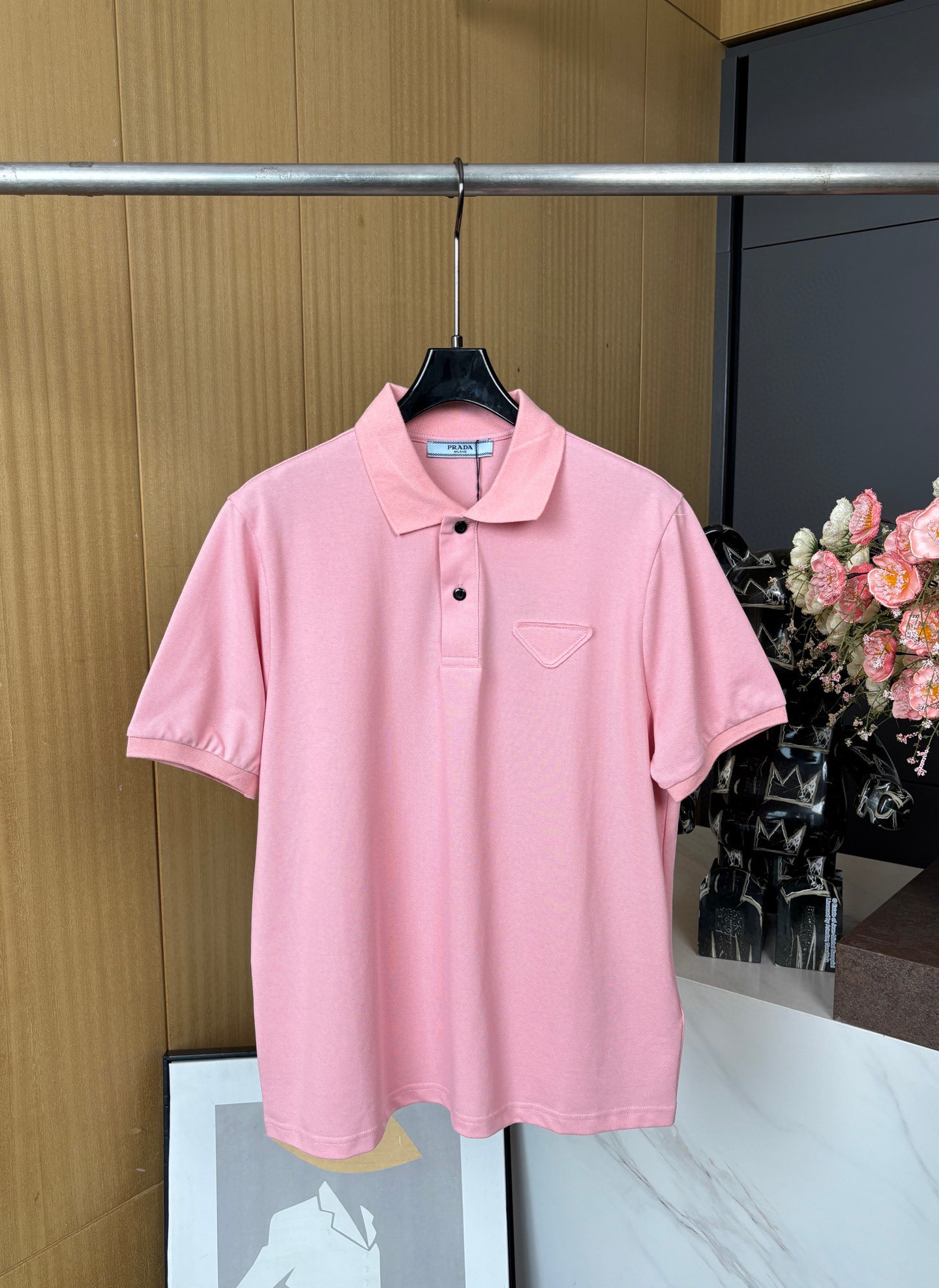 NO:332613,Prada Spring and Summer New Style Solid Color Lapel Short-Sleeve PoLo Shirt, Inverted Triangle Embroidery Pattern on the Front Chest, Three-dimensional Effect, Rib Knit Collar, Loose Style S M L,,prada, T-shirt,alexander Wang19860909Prada 春夏新款 纯色翻领短袖PoLo衫、前胸倒三角刺绣图案、立体效果、罗纹针织衣领、宽松版型 码数S M L,,prada,T-shirt,alexander wang,Women's clothing