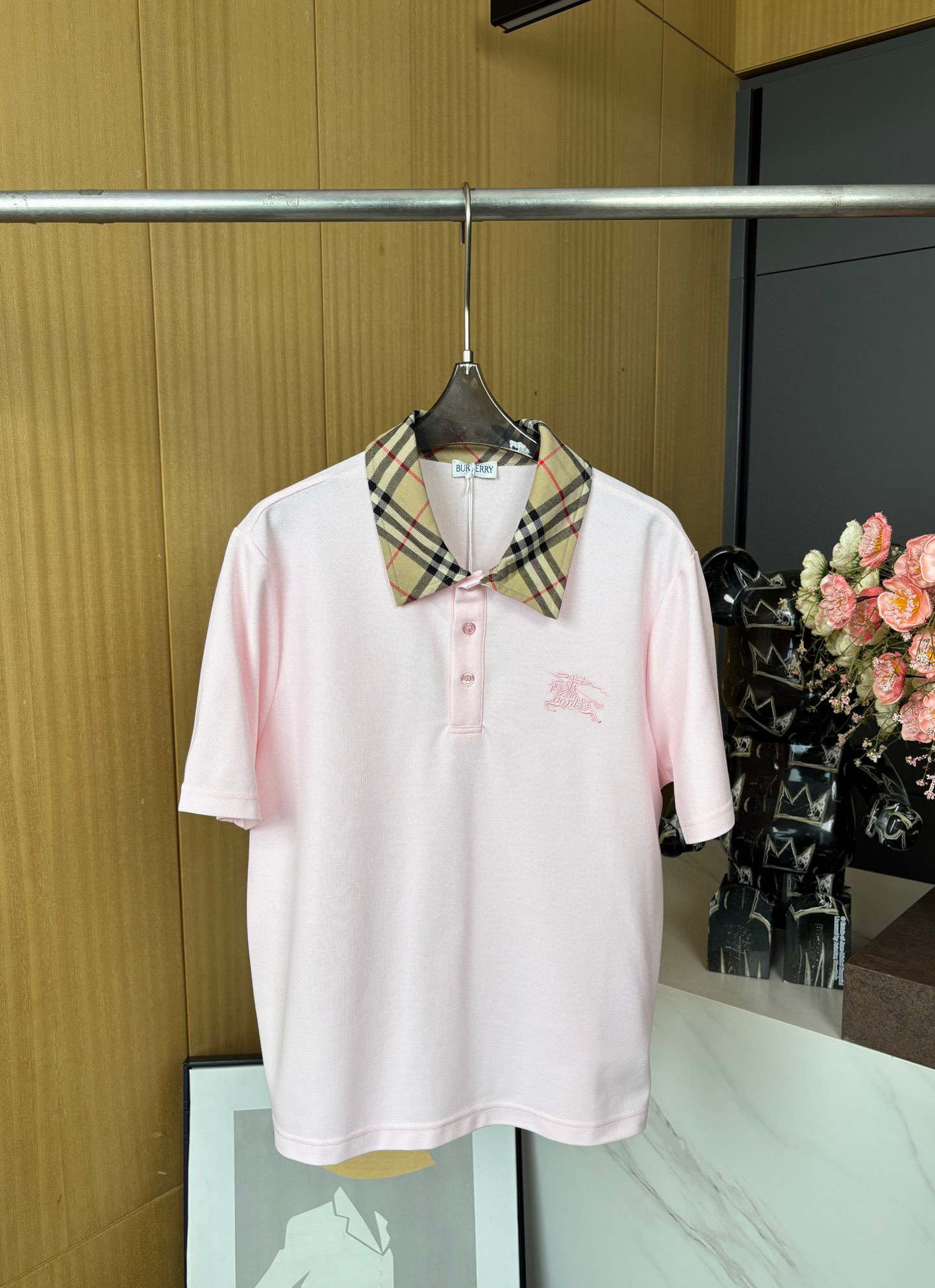 NO:332615,Burberry Spring and Summer New Lapel Striped Short-Sleeve PoLo Shirt, Classic Elements, Chest War Horse Embroidery Pattern, Authentic British Style, Casual Style SML, Burberry, T-shirt, Alexander Wang19860909Burberry 春夏新款 翻领条纹短袖PoLo衫、经典元素融合、胸前战马刺绣图案、地道的英伦风尚感、休闲版型 码数SML,,burberry,T-shirt,alexander wang,Women's clothing