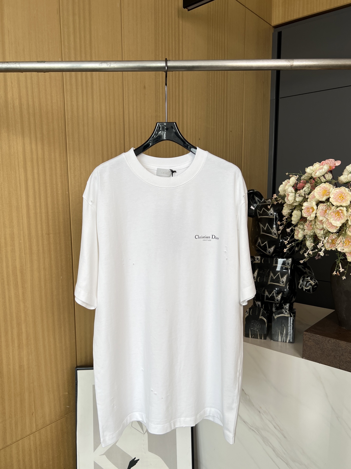 NO:333405,Dior new spring and summer style knitted round-neck cotton T-shirt, wash hole effect, front chest brand letter printing, lily of the valley flower pattern embellishment logo on the back, casual style, same style for men and women. S M L XL,,dior,tees, t-shirt,alexander wang19860909Dior 春夏新款 针织圆领棉布T恤、洗水破洞效果、前胸品牌字母印花、后背铃兰花朵图案点缀logo、休闲款式、男女同款 码数S M L XL,,dior,tees，t-shirt,alexander wang,Women's clothing