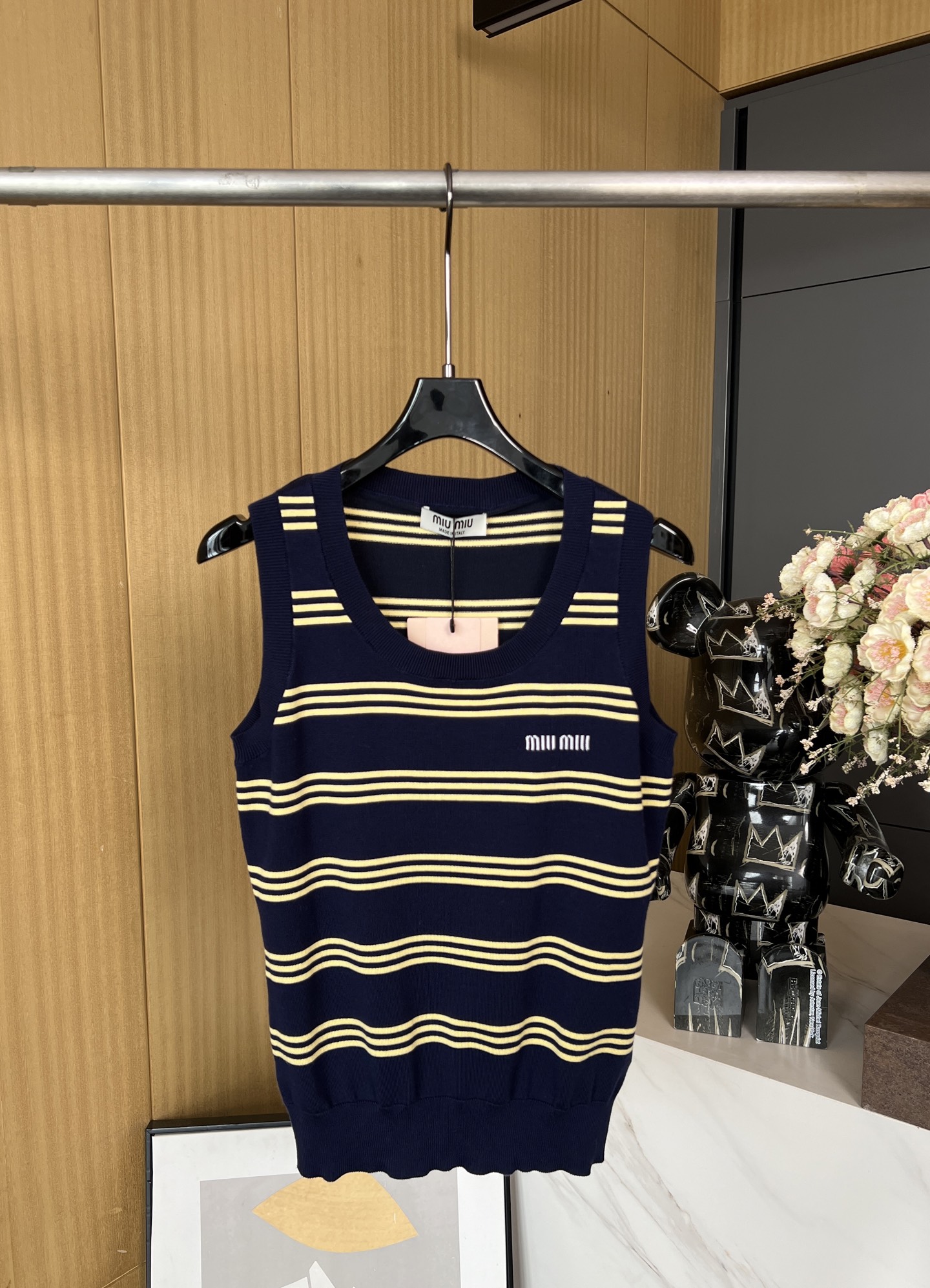 NO:333285,Miu Miu Spring and Summer New Wool Blend Sling Vest, Soft Wool Blend Fabric, Striped Decoration Details, Embroidered Logo with Contrasted Color Brand Identity, Classic Polo Neckline, Slim-fit and elastic version, Casual SML, Miumiu, Alexander Wang19860909Miu Miu 春夏新款 羊毛混纺吊带背心、柔软羊毛混纺面料、条纹纹饰细节、饰有撞色品牌标识刺绣徽标、经典polo领口 、修身弹力版型、休闲版型 码数SML,,miumiu,alexander wang,Women's clothing
