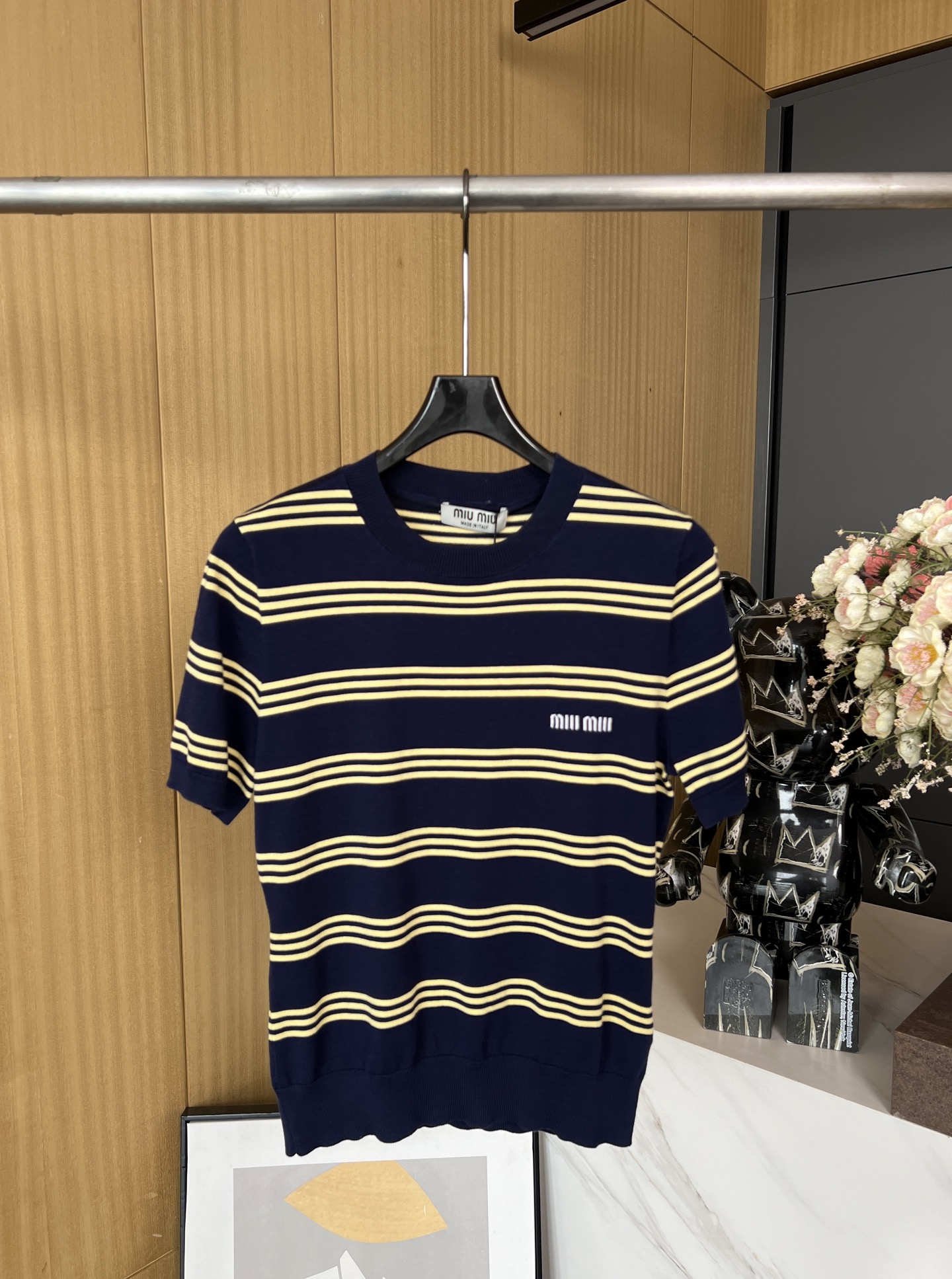 NO:333288,Miu Miu Spring and Summer New Wool Blend Knitted T, Soft Wool Blend Fabric, Striped Decoration Details, Embroidered Logo with Contrast Color Brand Logo, Classic Polo Neckline, Slim-fit and elastic version, Casual version SML, Miumiu, Alexander wang19860909Miu Miu 春夏新款 羊毛混纺针织T、柔软羊毛混纺面料、条纹纹饰细节、饰有撞色品牌标识刺绣徽标、经典polo领口 、修身弹力版型、休闲版型 码数SML,,miumiu,alexander wang,Women's clothing