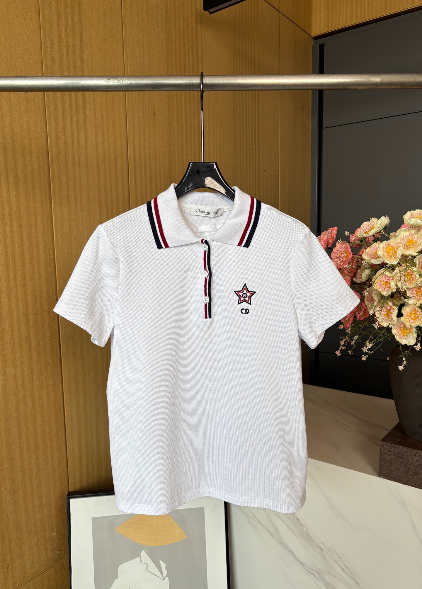NO:335944,Dior Vibe spring and summer new style college style Polo shirt, white cotton blend fabric, comfortable and breathable. Three-color striped trim, CD logo and star embroidery, exquisite and elegant. Regular version SML, dior, alexander wang19860909Dior Vibe春夏新款 学院风Polo衫,白色棉质混纺面料,舒适透气.三色条纹饰边,CD标志和星星刺绣,精致高雅.常规版型 码数SML,,dior,alexander wang,Women's clothing