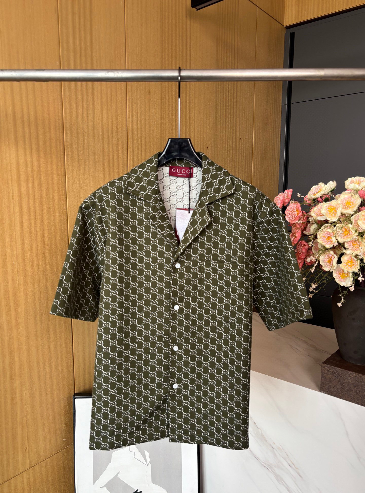 NO:433622,Men's GUCCI Spring and Summer New Short-sleeved shirt, classic double G pattern, jacquard fabric, full pair of fixed knitted and dyed, buttons and inner edging, complete accessories. Suitable for daily versatility. S-XL, gucci,shirts, T-shirt, alexander wang19860909男款GUCCI春夏新款 短袖衬衫,经典双G图案,提花面料,满副定织定染,钮扣和内里全包边,辅料齐全.适合日常百搭 码数S-XL,,gucci,shirts,T-shirt,alexander wang,Women's clothing