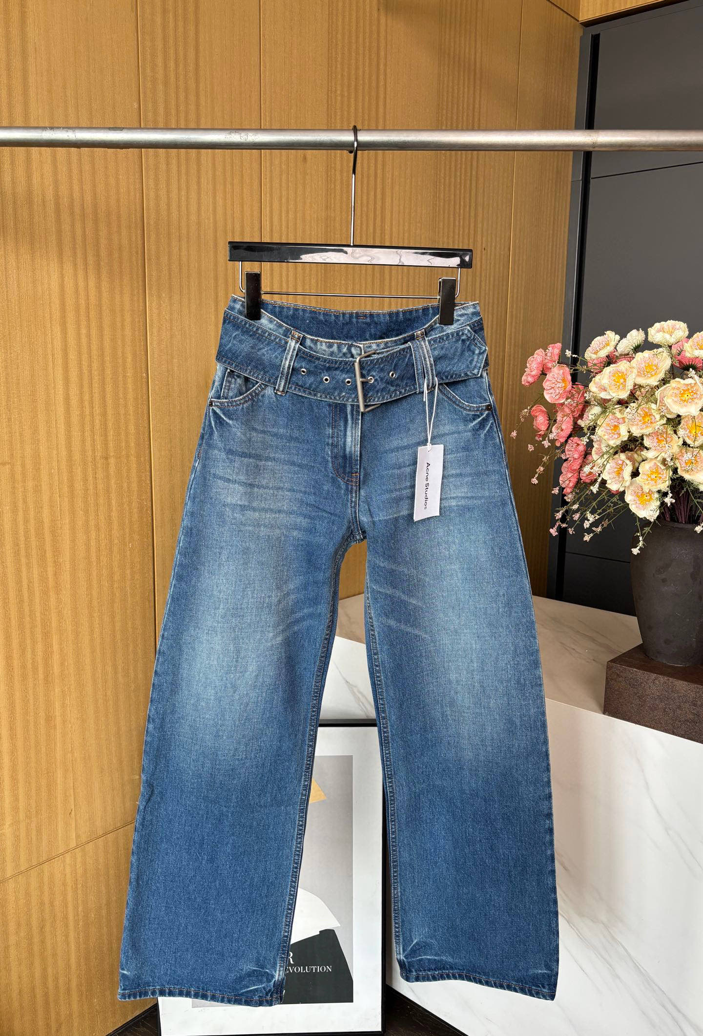 NO:335949,Acne Studios' new early spring style, loose belt low waist wide-leg jeans, fermented bleach spray, multiple PP, wash water and fix color and soft, full drooping!  The wide-leg loose fit is paired with a denim belt and silver buckle, which is fashionable and pleasing to the eye!  32 34 36, acne studios,dior,jeans,alexander wang19860909Acne Studios早春新款 宽松腰带低腰阔腿牛仔裤 酵磨漂喷多位PP,洗水固色加软,垂感满分！阔腿宽松版型,搭配牛仔腰带和银色搭扣,时尚又耐看！ 码数32 34 36,,acne studios,dior,jeans,alexander wang,Women's clothing