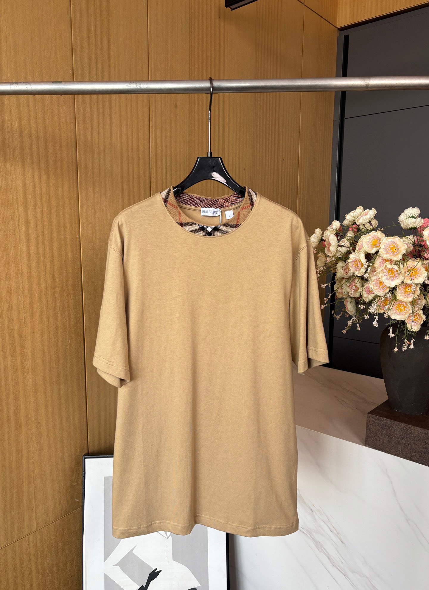 NO:335301,Burberry Spring and Summer New Knitted Round-neck Cotton T-shirt, Khaki checked collar, knitted ribbed details, casual style, same style for men and women S M L XL,,burberry,tees, t-shirt,alexander wang19860909Burberry 春夏新款 针织圆领棉布T恤、卡其色格纹花纹衣领、针织罗纹细节、休闲版型、男女同款 码数S M L XL,,burberry,tees，t-shirt,alexander wang,Women's clothing