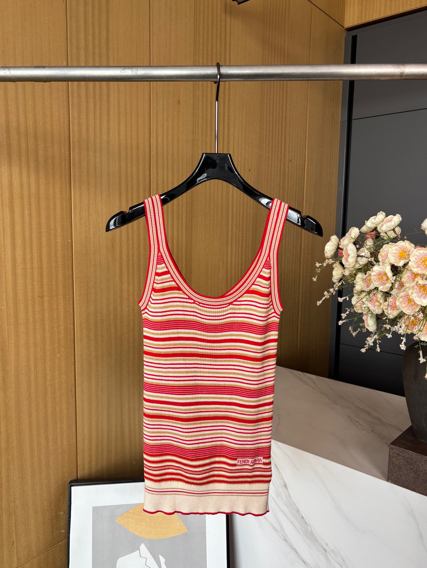 NO:335953,FENDI Spring and Summer New Red and White Striped Logo Inlaid Sleeveless Vest, Mulberry Silk and Cotton Yarn Material, decorated with red and beige striped patterns, FENDI Roma logo Inlaid Decoration, casual style SML, fendi, alexander wang19860909FENDI 春夏新款 红白条纹徽标嵌花无袖背心、桑蚕丝和棉纱材质、饰有红色和米色条纹图案、下摆有FENDI Roma标志嵌花装饰、休闲版型 码数SML,,fendi,alexander wang,Women's clothing