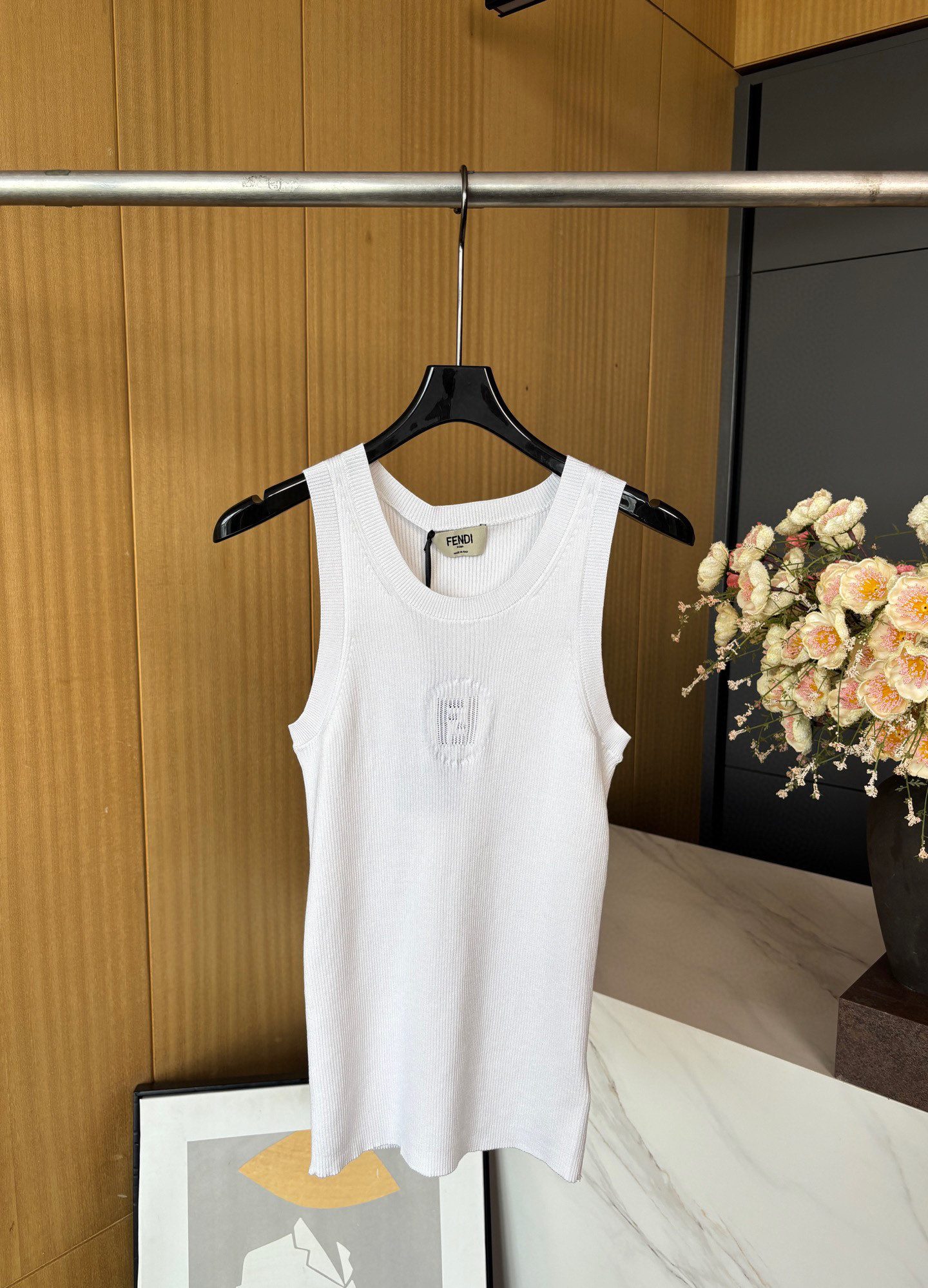 NO:335937,FENDI Spring and summer new style round neck ribbed sleeveless suspender vest, white plated rib knit, custom small truffle fENDI embroidery on the front, casual style SML, fendi, alexander wang19860909FENDI 春夏新款 圆领罗纹无袖吊带背心、白色镀层罗纹针织、正面饰有定制小号烧花FENDI刺绣、休闲版型 码数SML,,fendi,alexander wang,Women's clothing